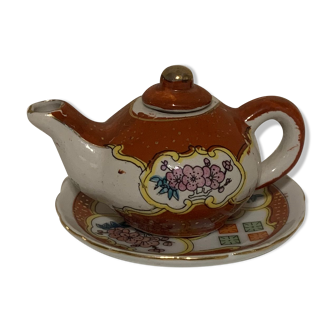 Brown and white decorative teapot - plate