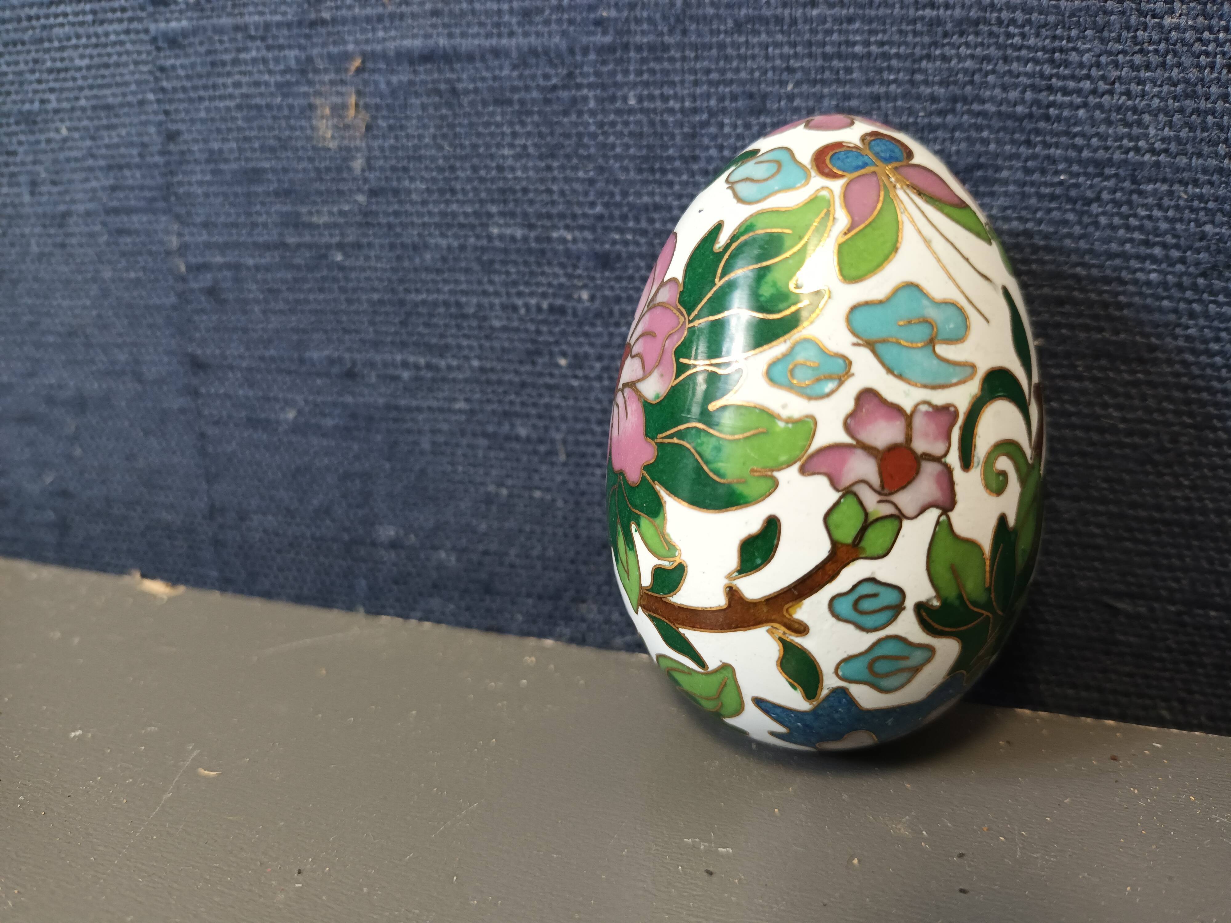 Decorative cloisonné egg
