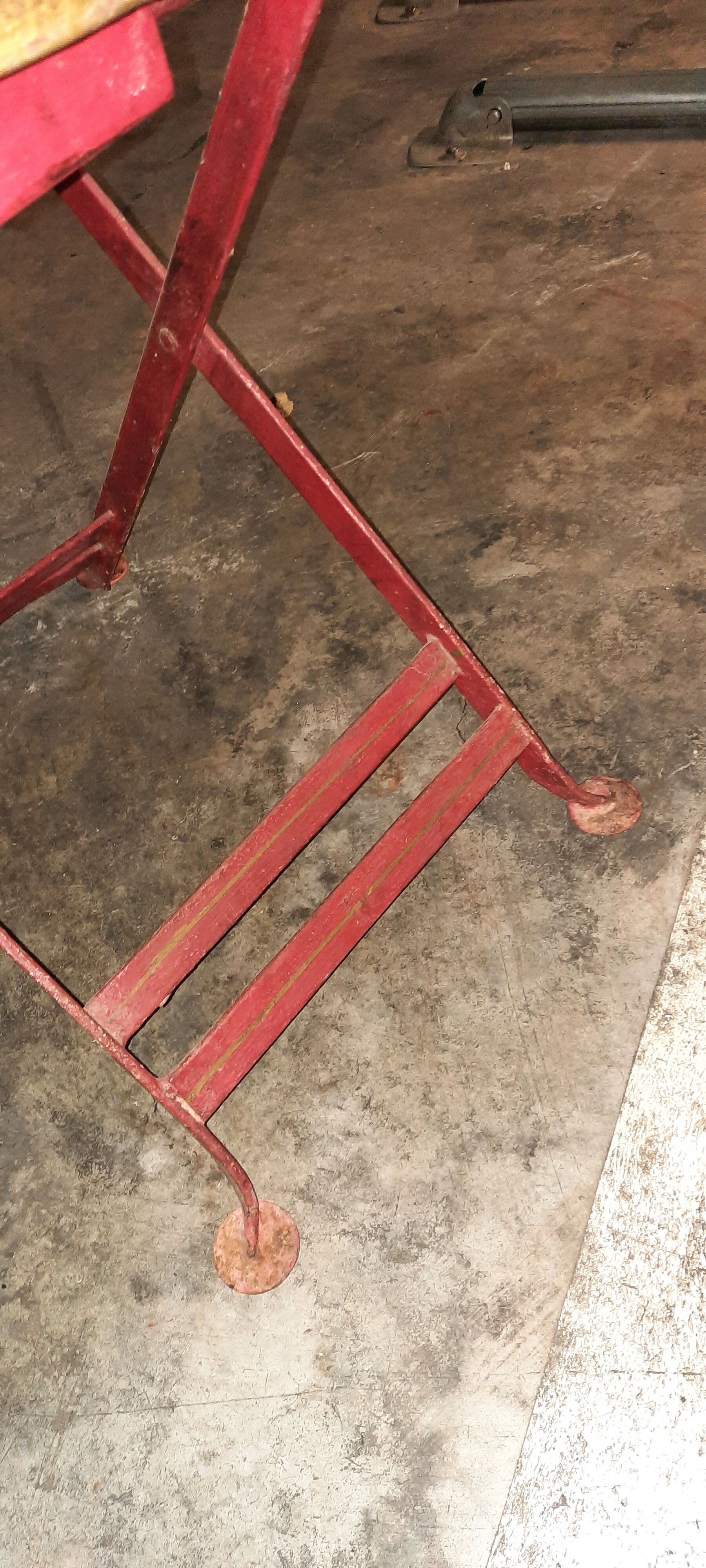 Table et chaises en tôle