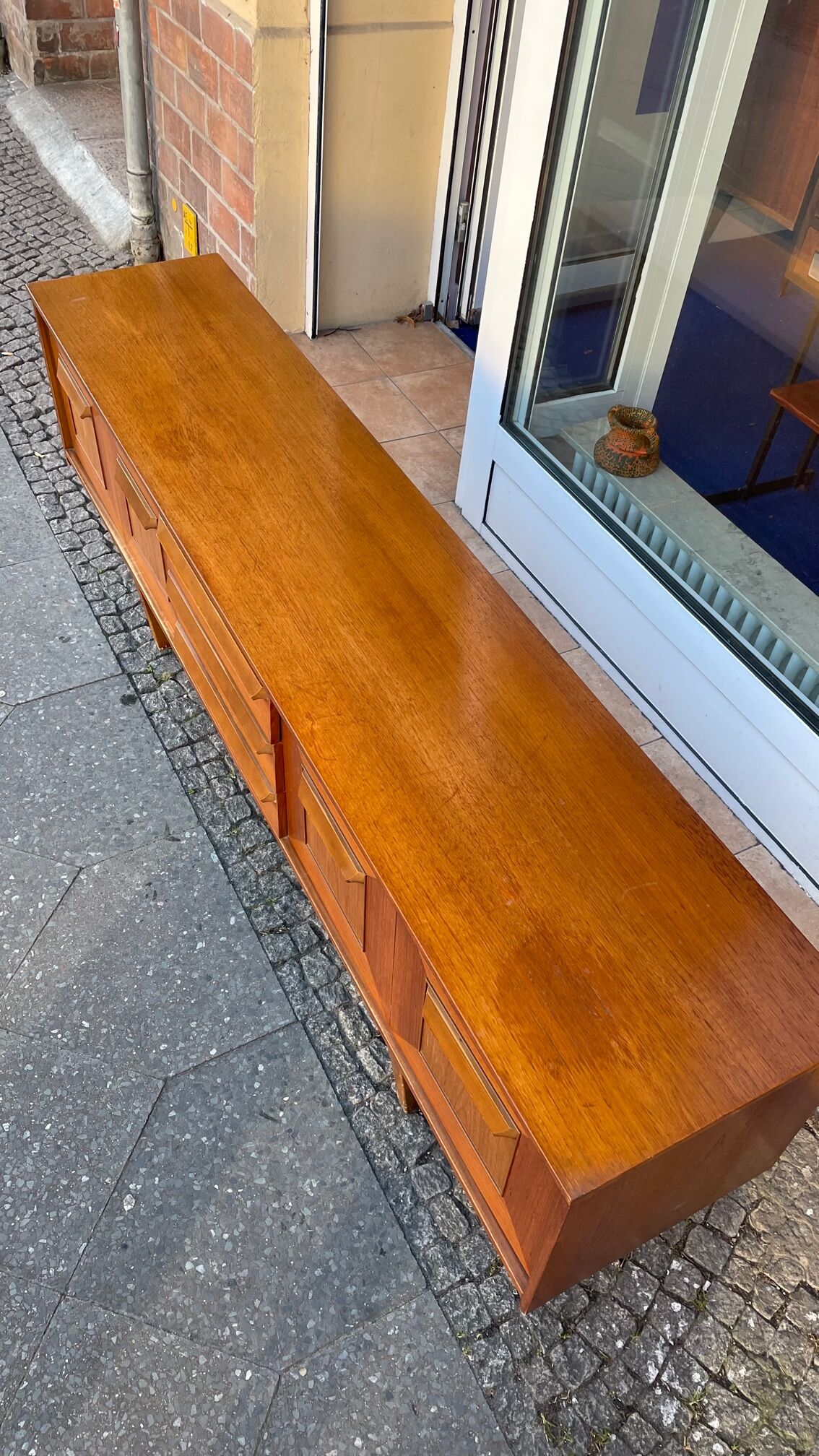 Atypical teak row of the 60s
