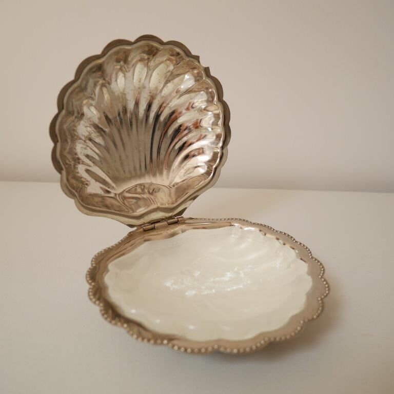 Soap dish or shell tray in silver metal