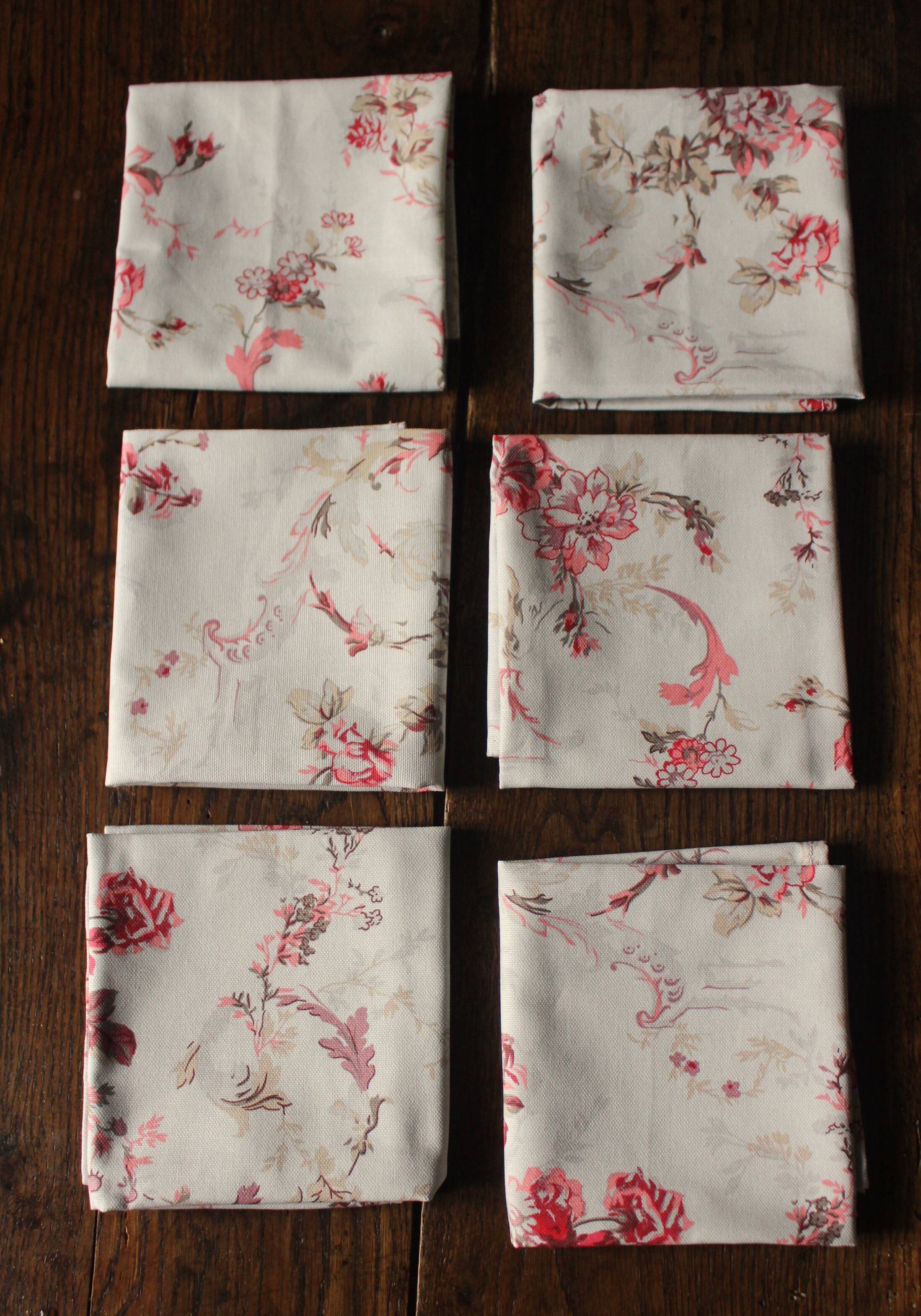 Un lot de 6 serviettes de table bleu gris fleurs roses