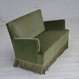 Canapé danois 2 places des années 1970, velours d'ameublement vert, pieds en bois de hêtre.