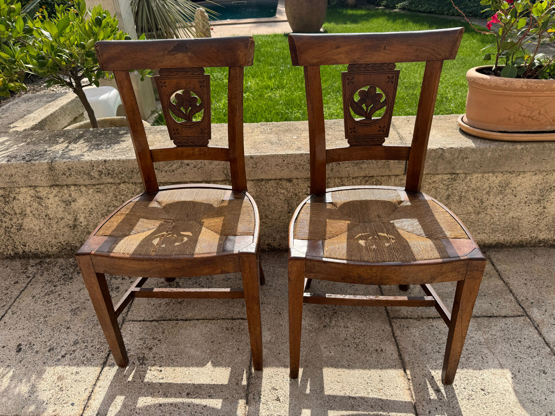 Paire de chaises artisanales xix’ en noyer et paillage