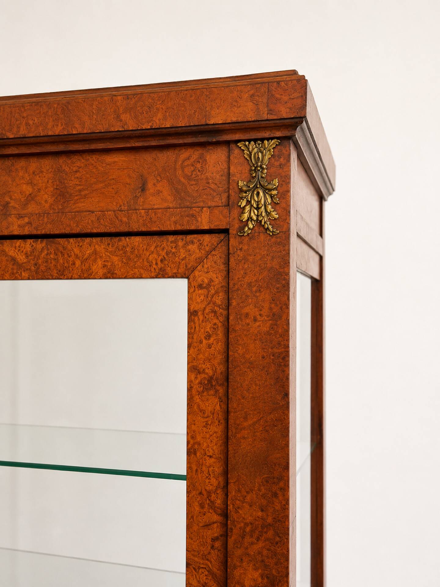 Vitrine ancienne en loupe d’orme et bronzés dorés - Style Napoléon III