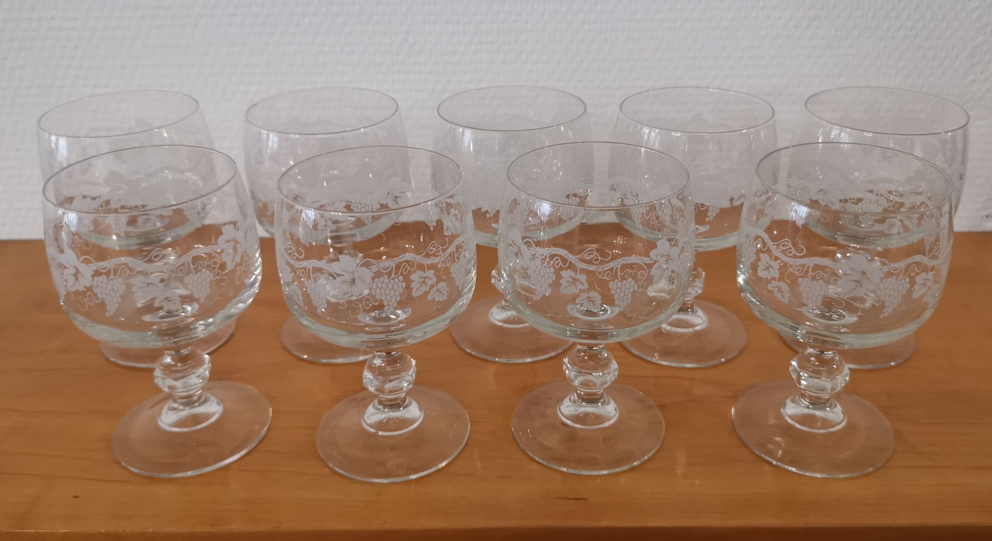 Set of 9 red wine glasses on feet, grape decoration and Luminarc vine shoot