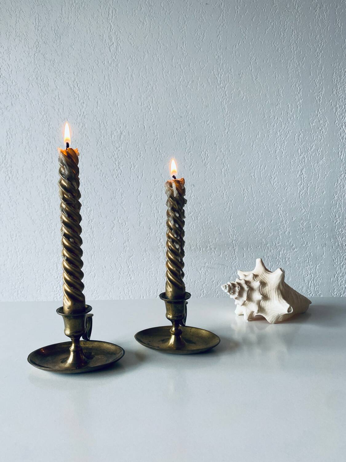 Paire de bougeoirs pouciers en laiton