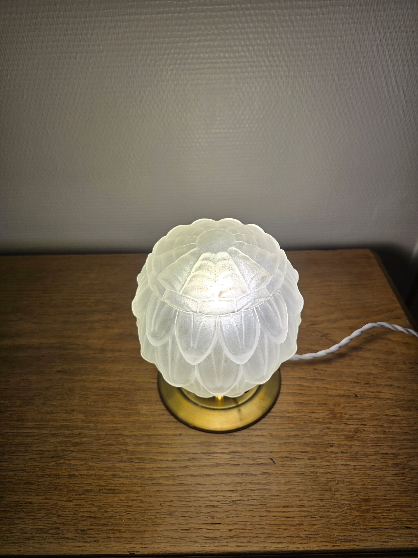 Vintage Art Deco table lamp with its artichoke globe.