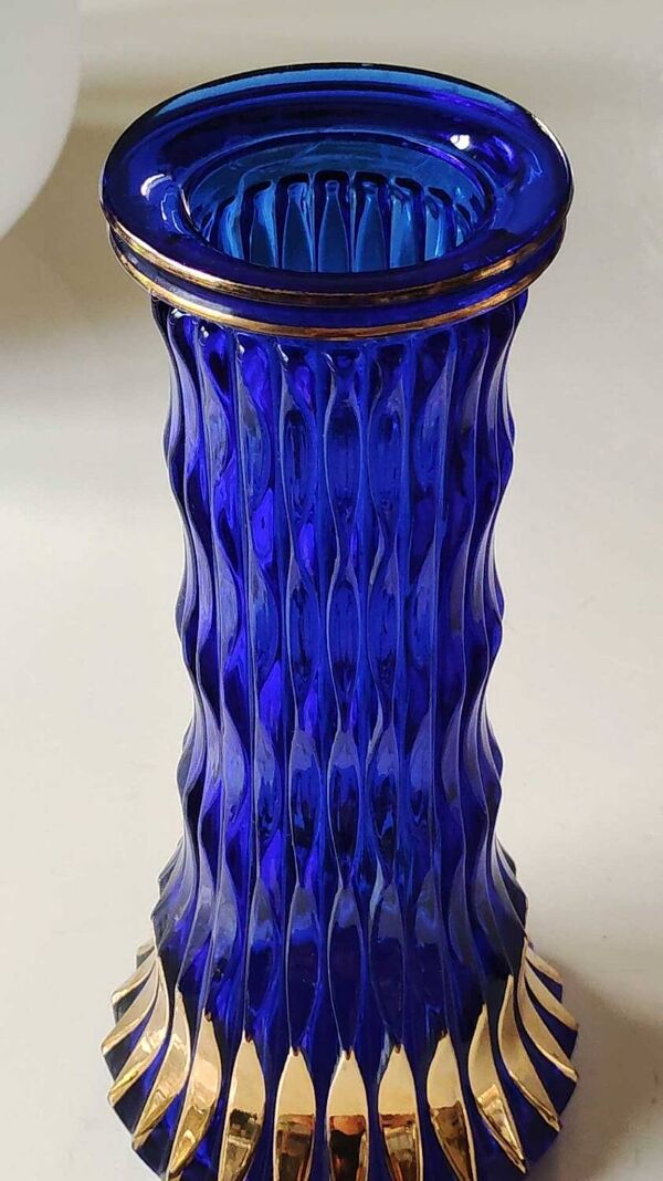Vase Design Walther Glas, forme Graphique pointes flammées dorées. En verre d Art soufflé, bleu cobalt. Haut 25 cm