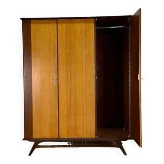 Vintage/mid-century kledingkast.