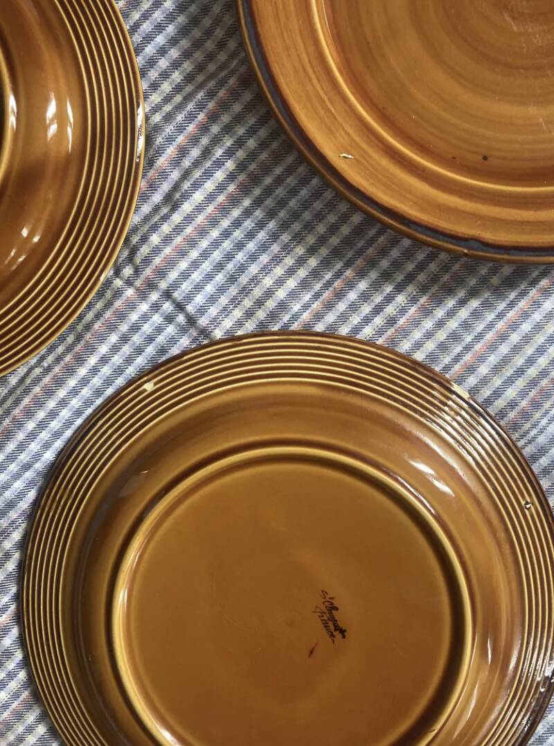 7 Saint Clément flat plates in brown earthenware