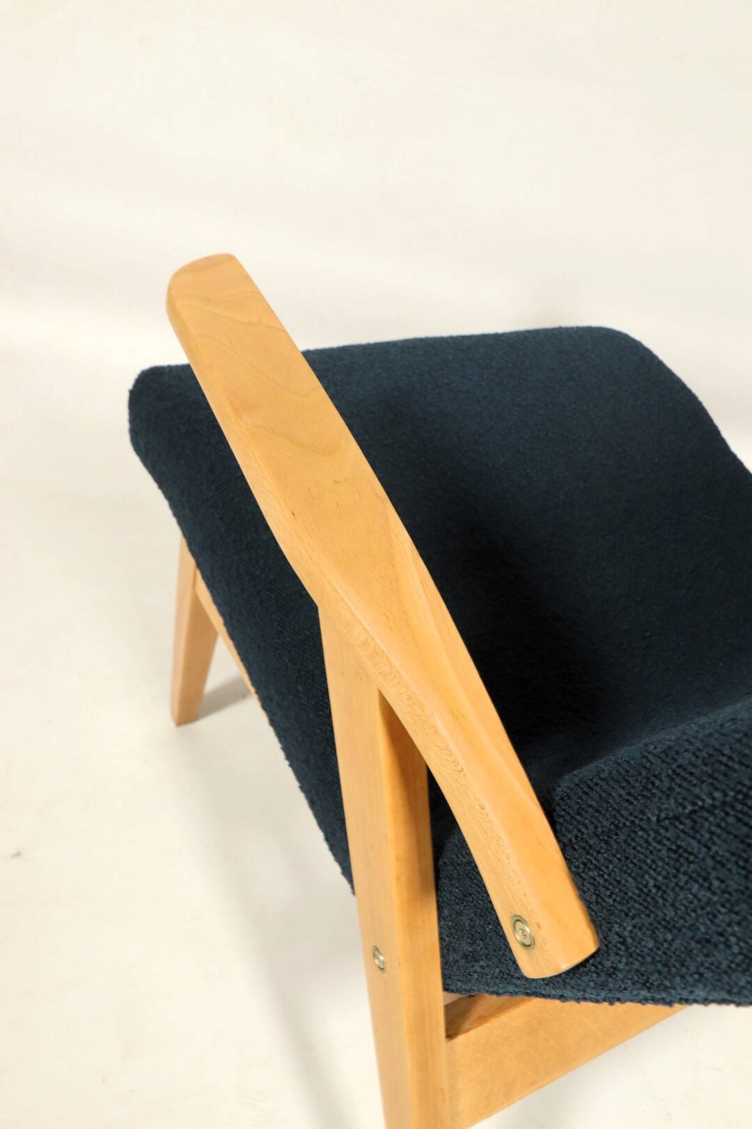 Fauteuil vintage Couleur Bleu Marine Bois Clair Design Midcentury
