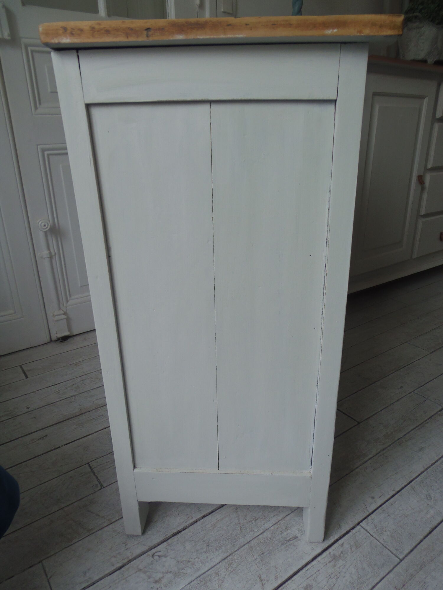 Buffet parisien vintage patiné gris perle, plateau bois.