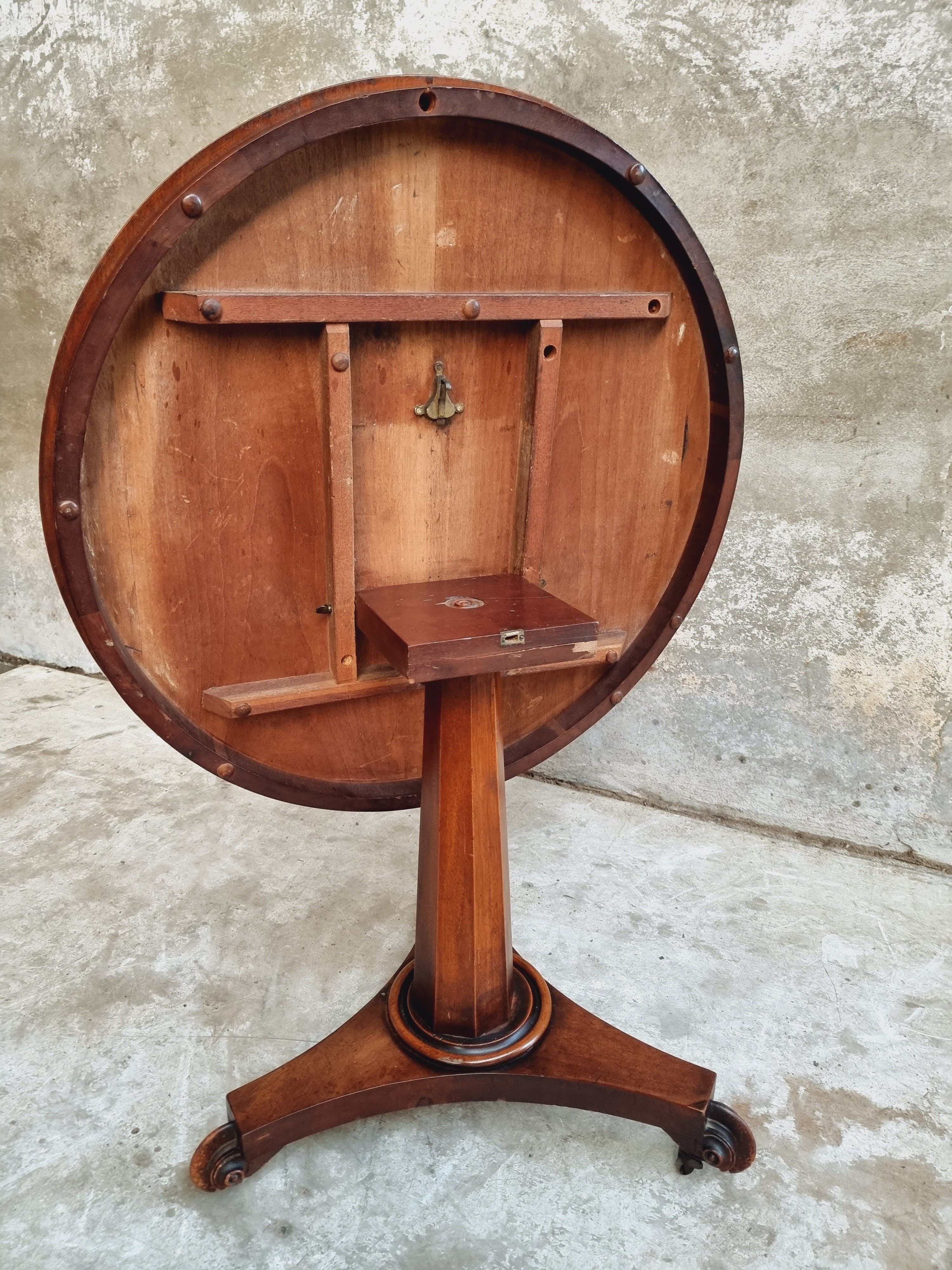 Antique table round dining table 19th century tilt top table