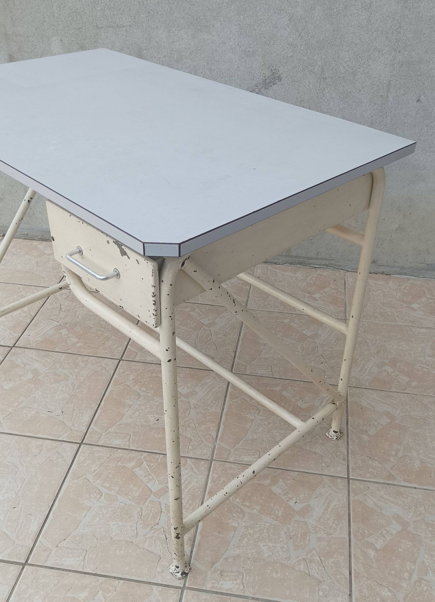 Table haute industrielle de métier métal et formica
