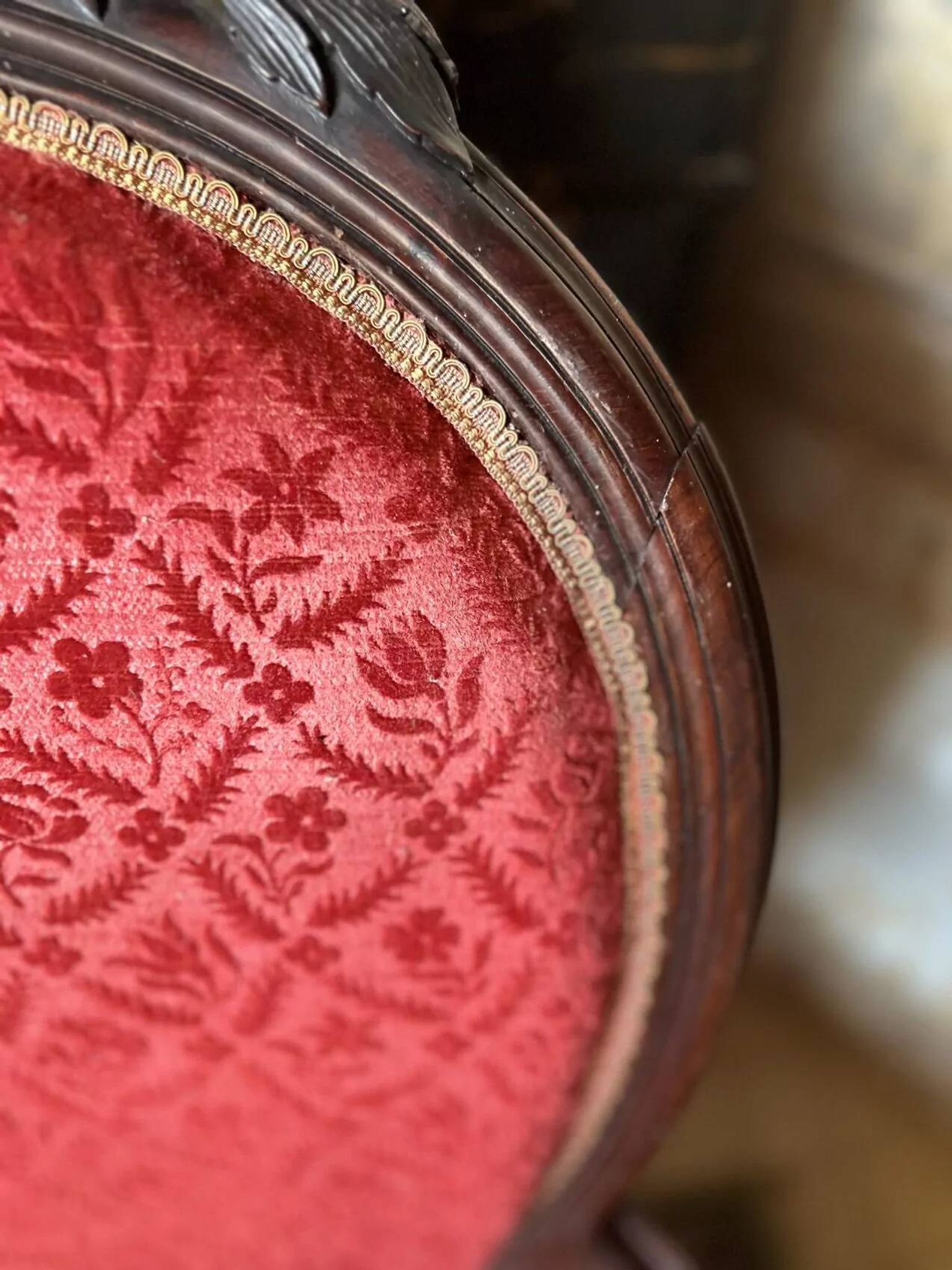 Napoleon III medallion armchair in carved wood and red velvet.