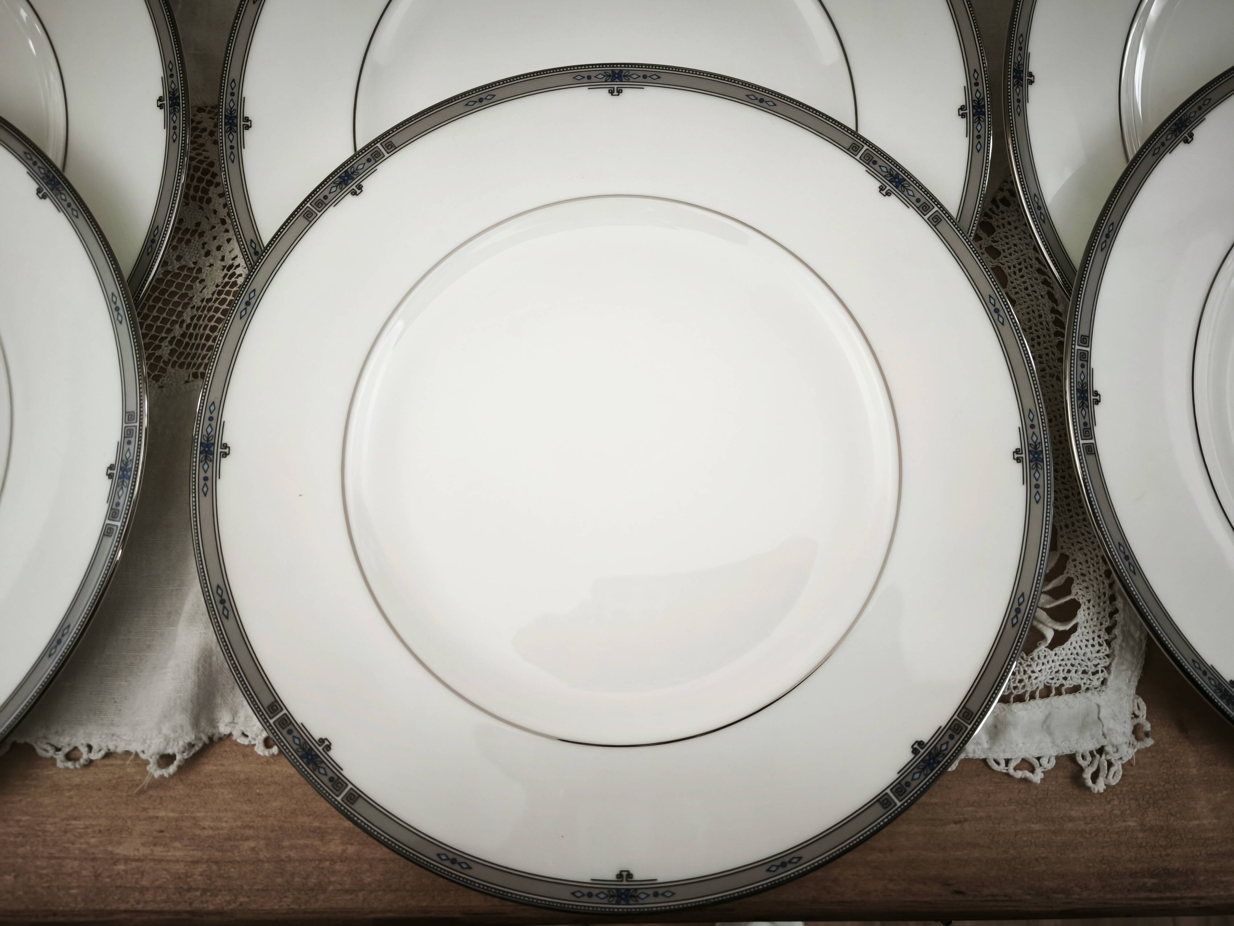 Set of 12 flat plates in English porcelain Wedgwood model Amherst.