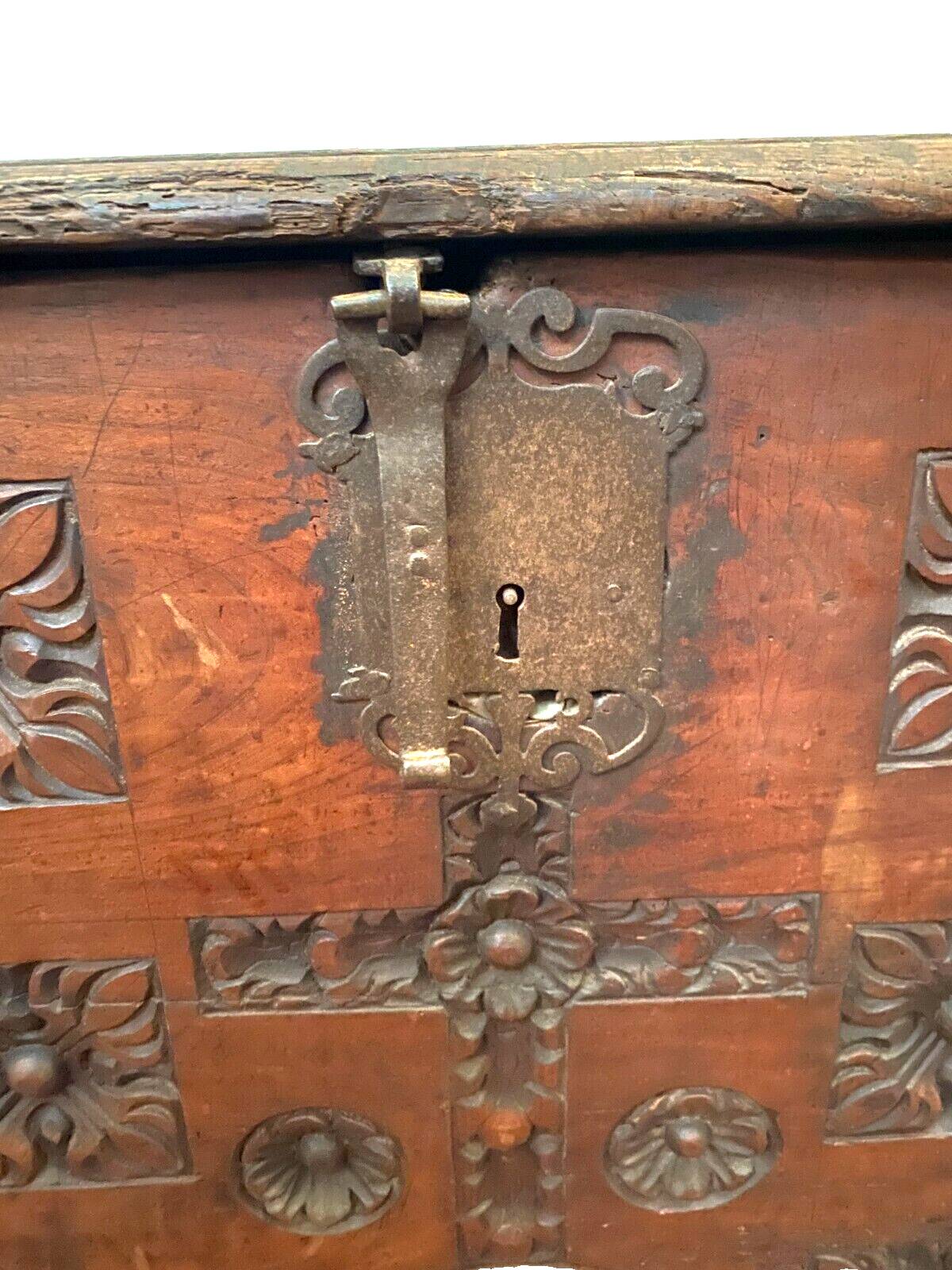 Antique Renaissance style chest in carved oak, 18th century