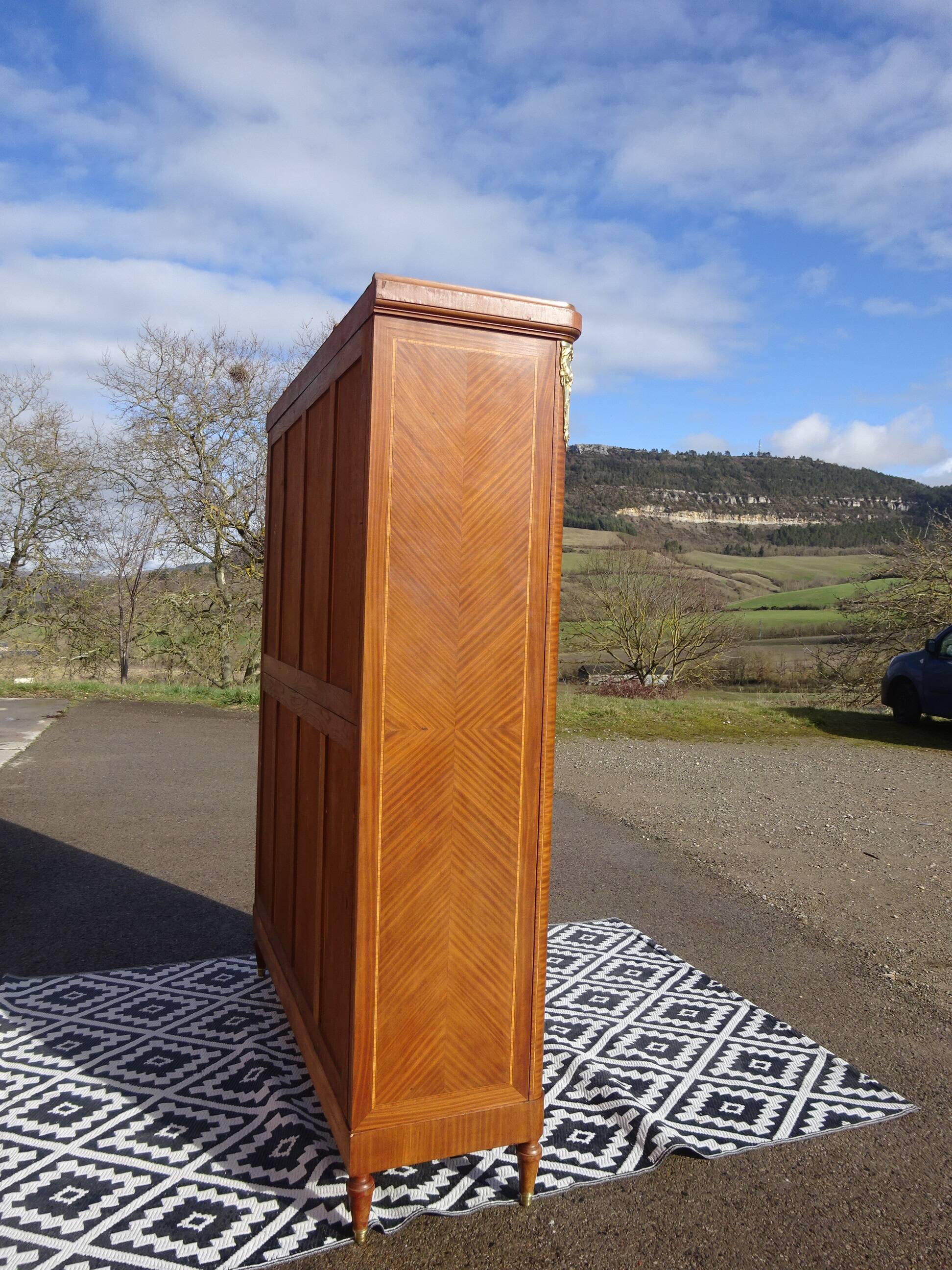 Ancienne armoire de style Louis XVI avec marqueterie et bronzes