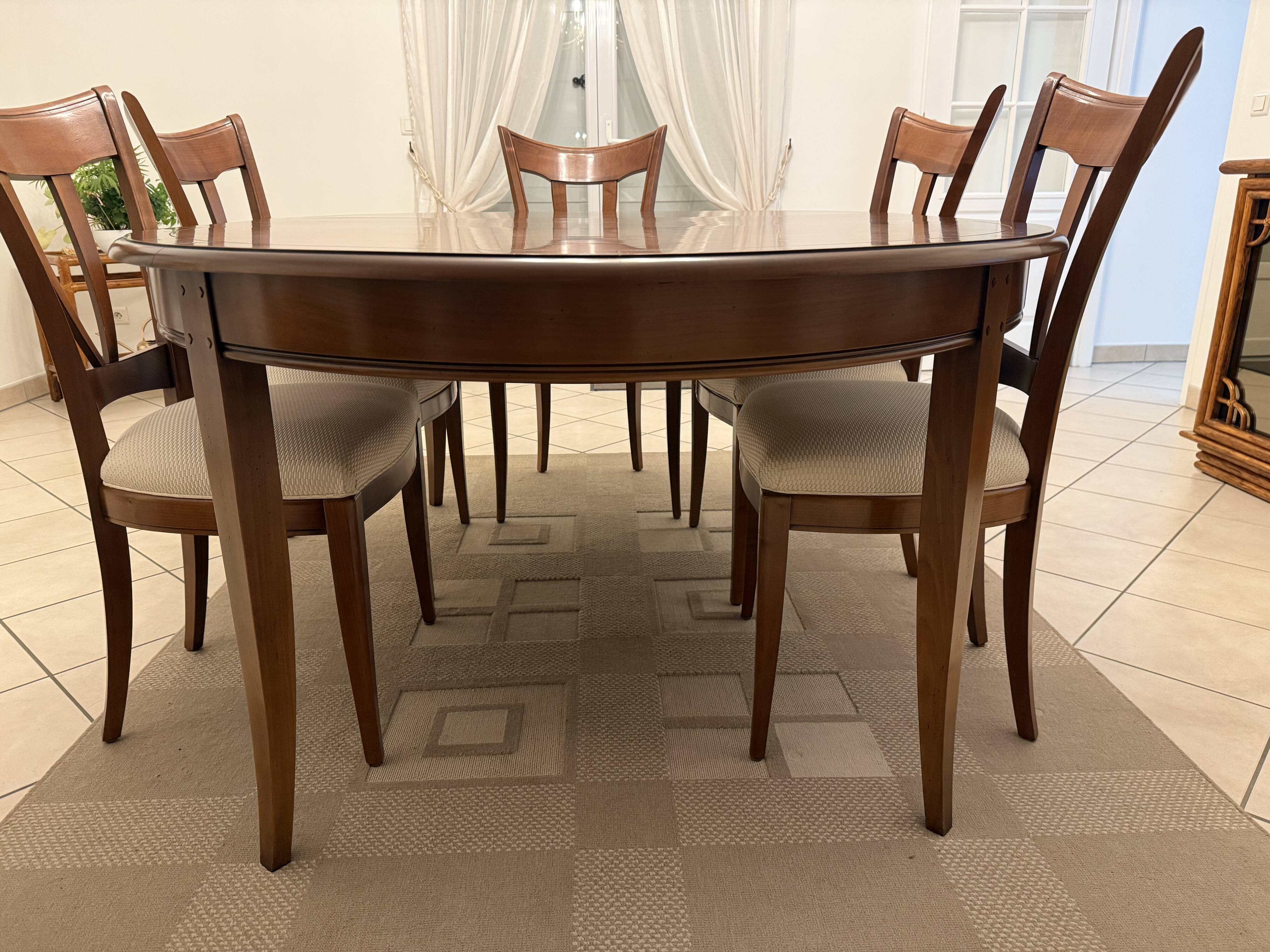 Table et chaises en merisier style Louis Philipe