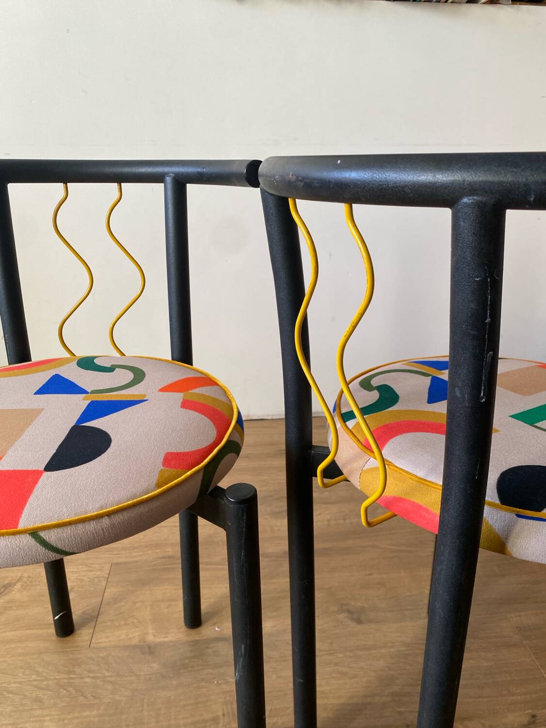 Metal tubular chairs Memphis 1980s