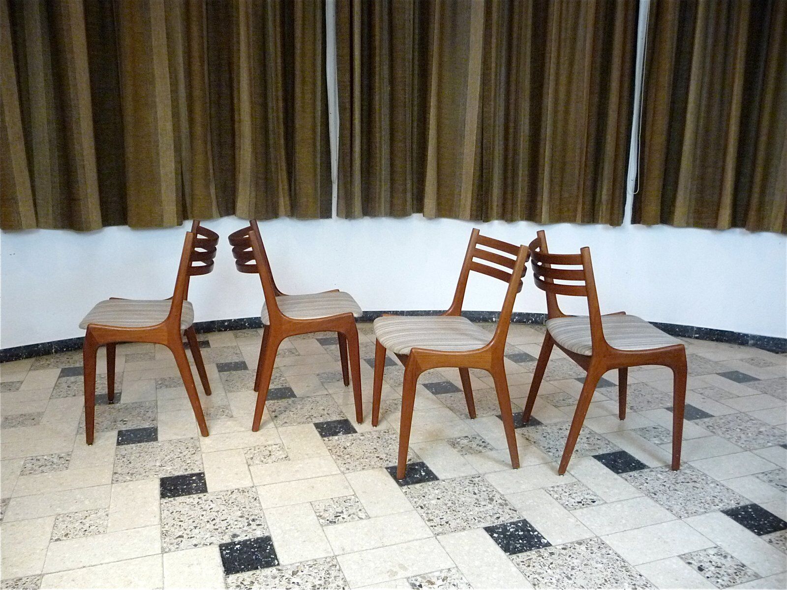 Ensemble de 4 chaises de salle à manger en teck scandinaves modernes, Danemark années 1960.
