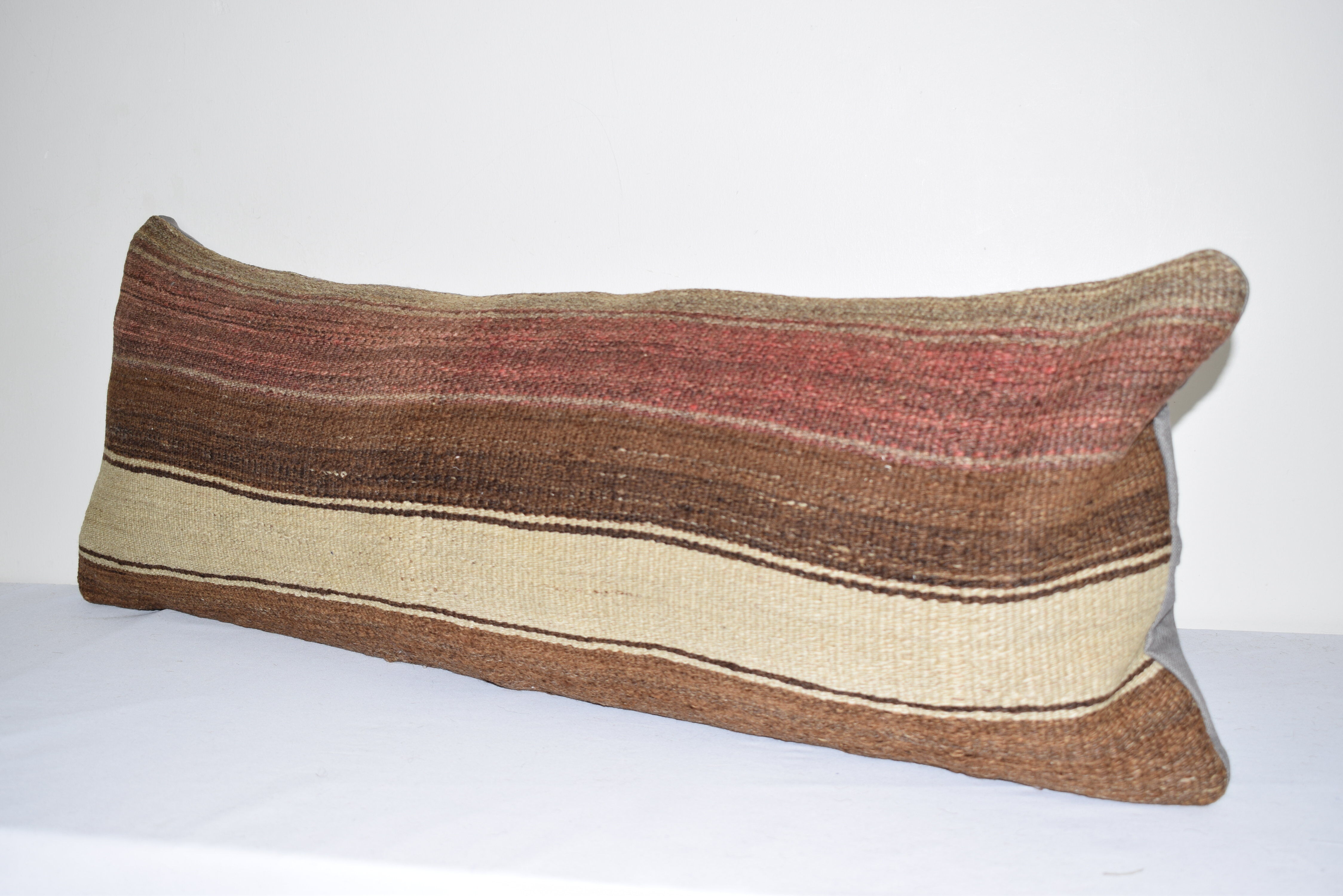 Housse de coussin brodée