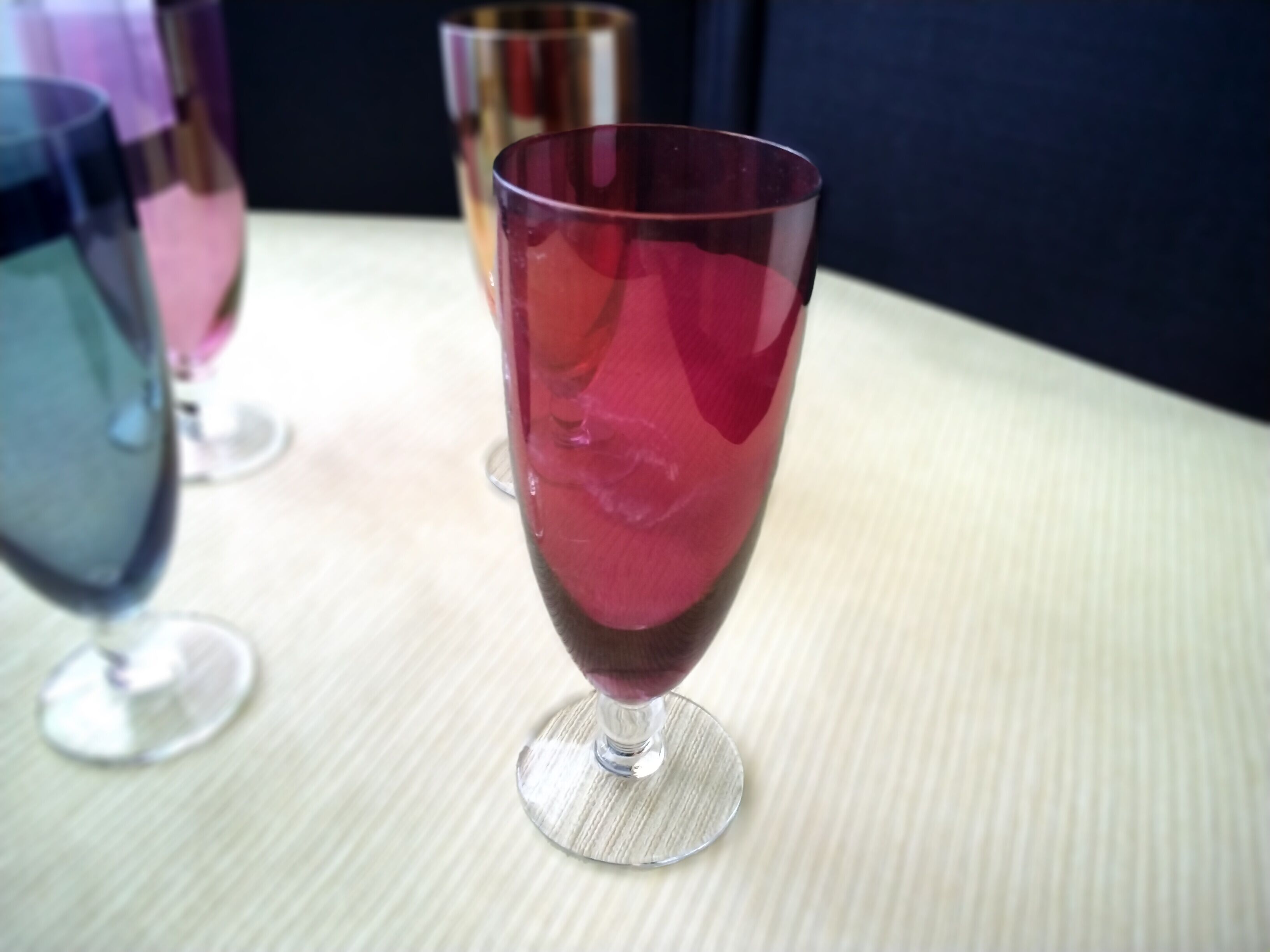 5 flutes en verre de différentes couleurs