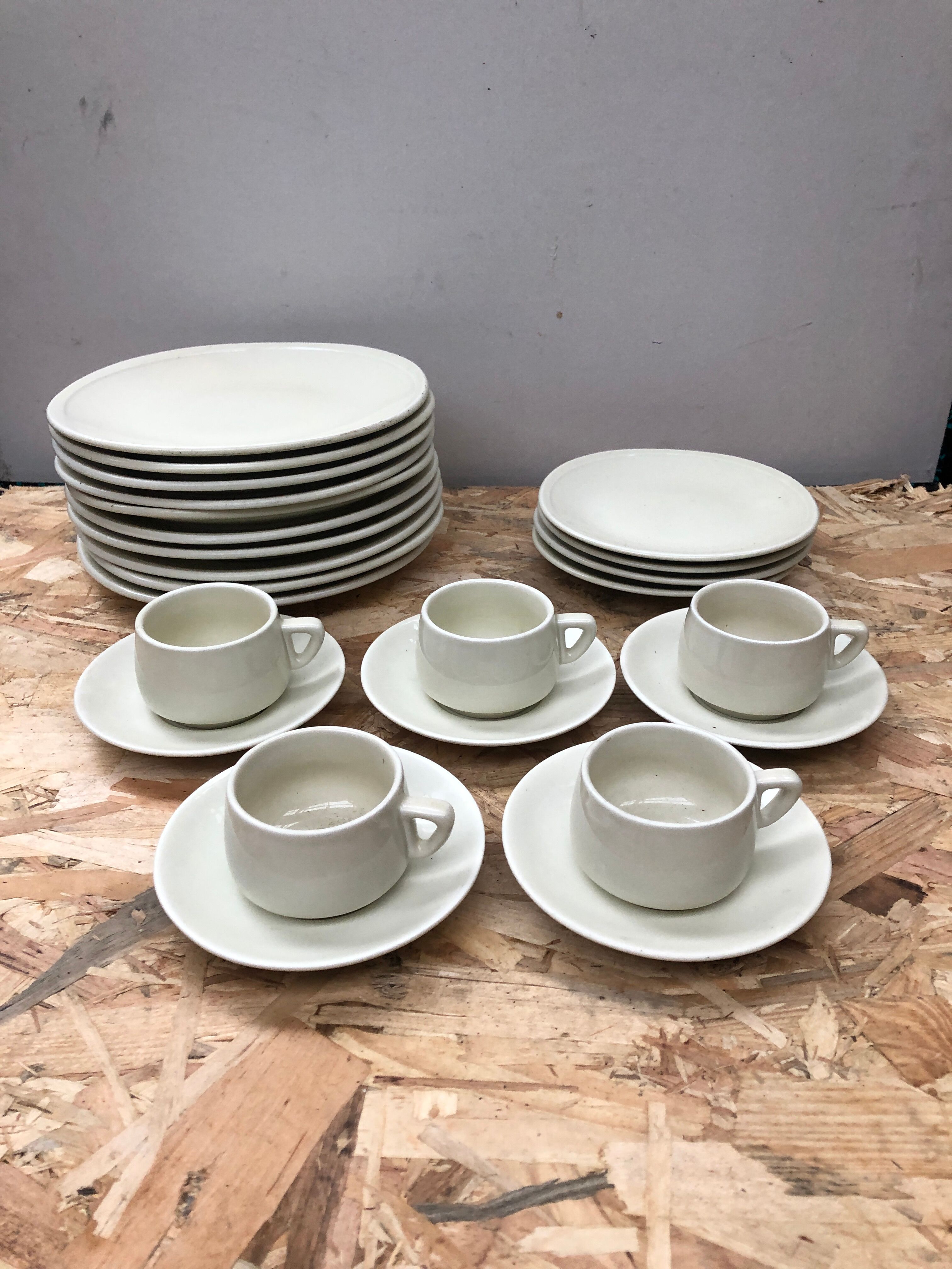 Old service pullivuyt 14 plates and 5 cups vintage white ceramic