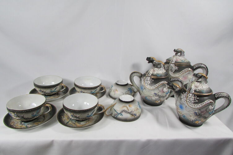 Service à thé , 19 pièces, porcelaine Kutani Dragonware, signé d'un Eagle