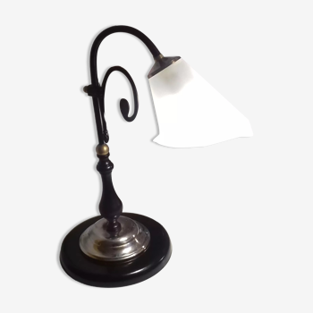 Lampe de table classique de style art nouveau abat-jour en verre opalin et décoratif, forme tulipe -