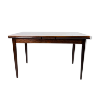 Dining table in rosewood with extentions, of danish design from the 1960s.