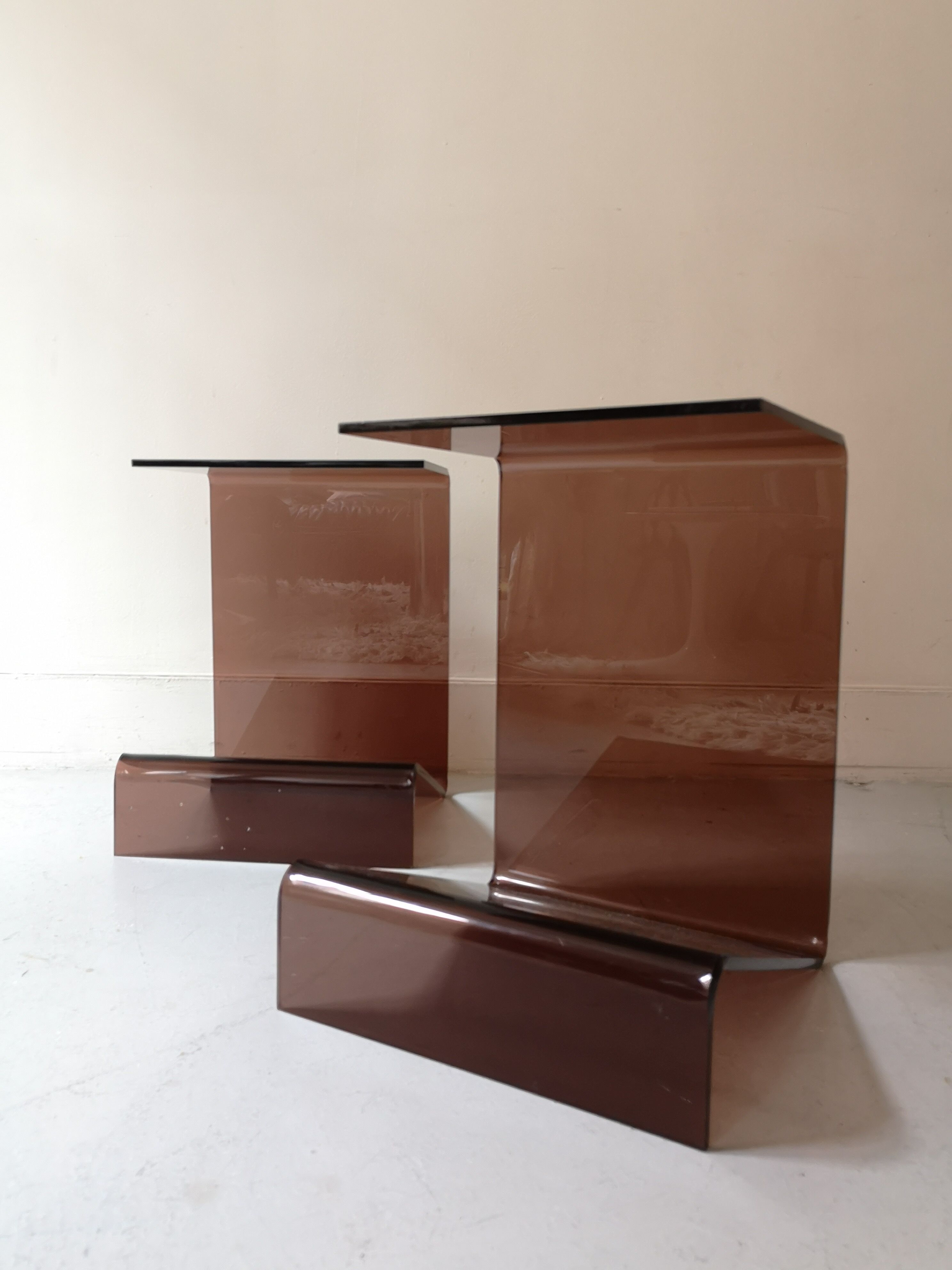 Set de 2 tables de chevets en plexiglas fumé, Design 1970