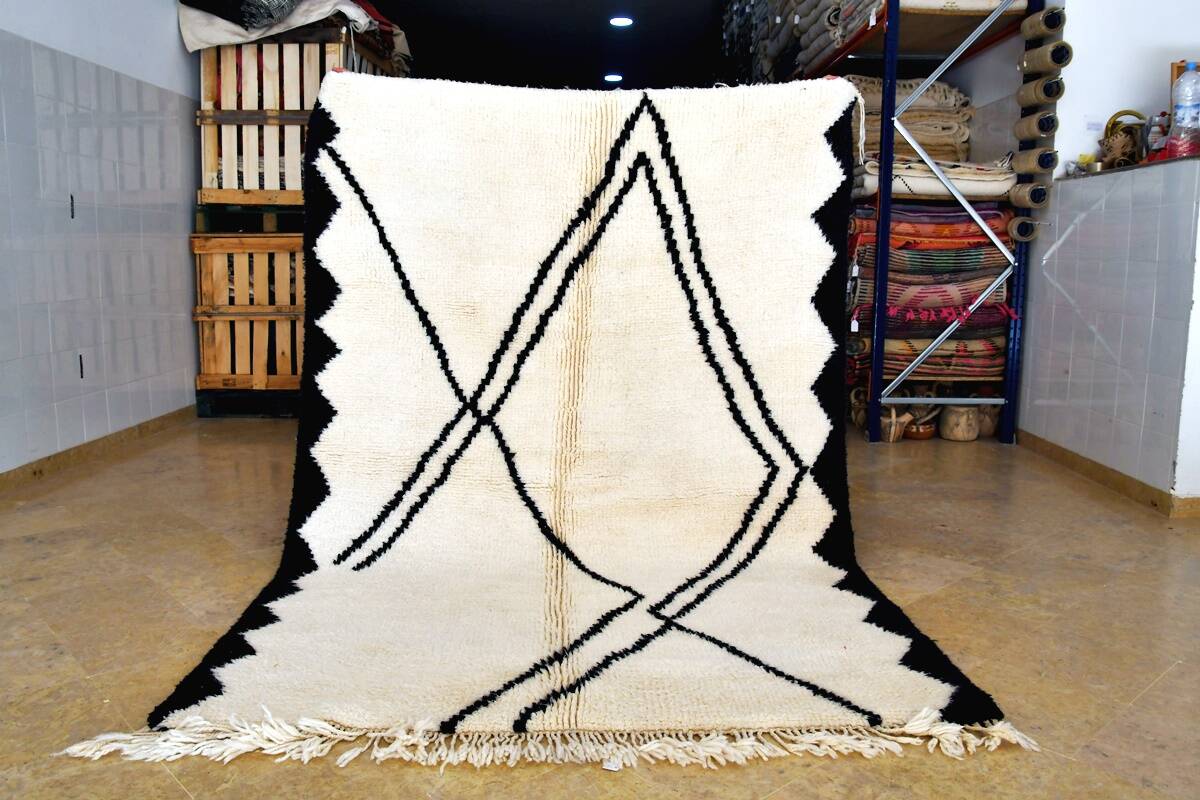 Beni Ouarain Moroccan Berber rug with black diamonds 238 x 160 cm new
