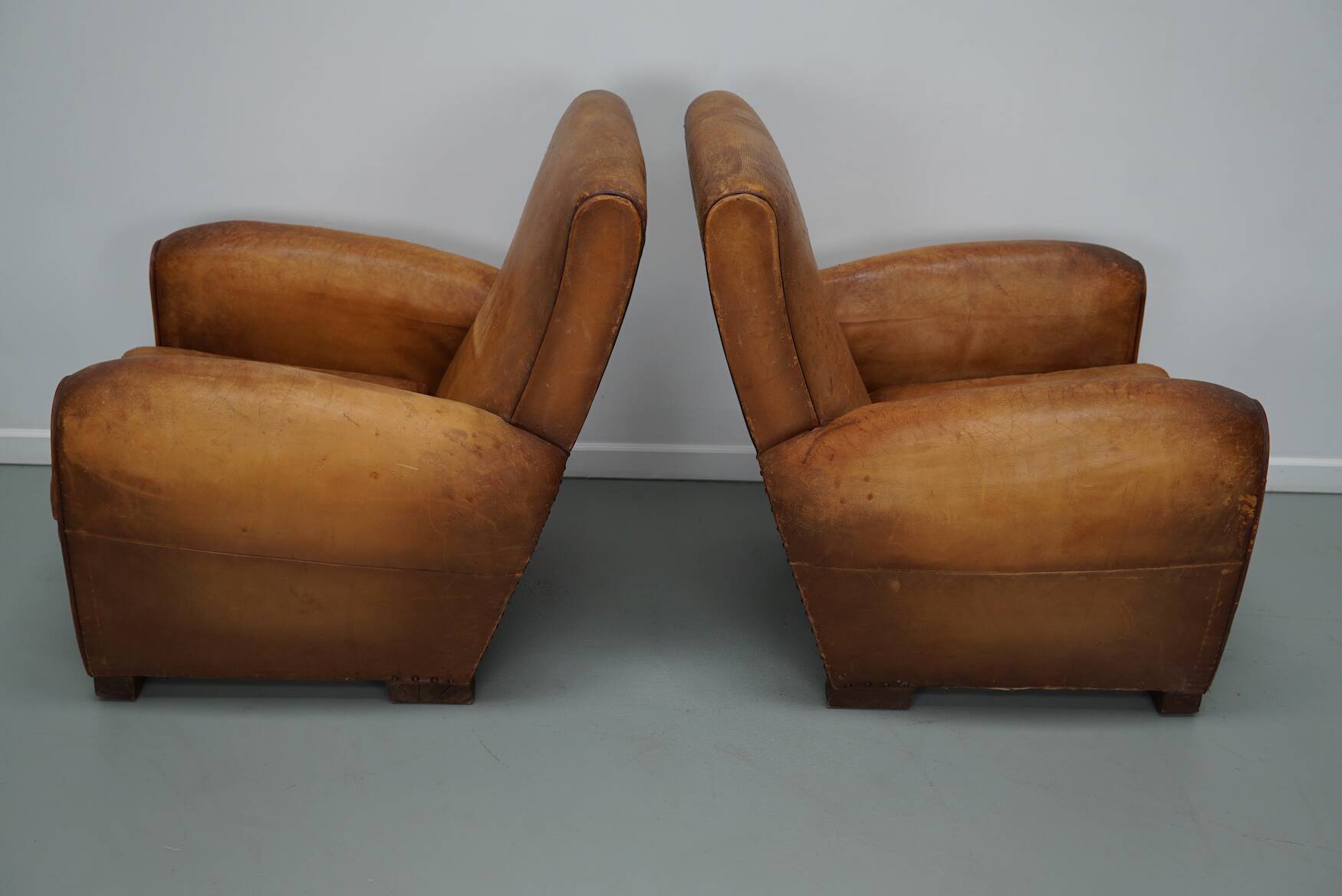 Paire de fauteuils club vintage en cuir cognac français, lot de 2