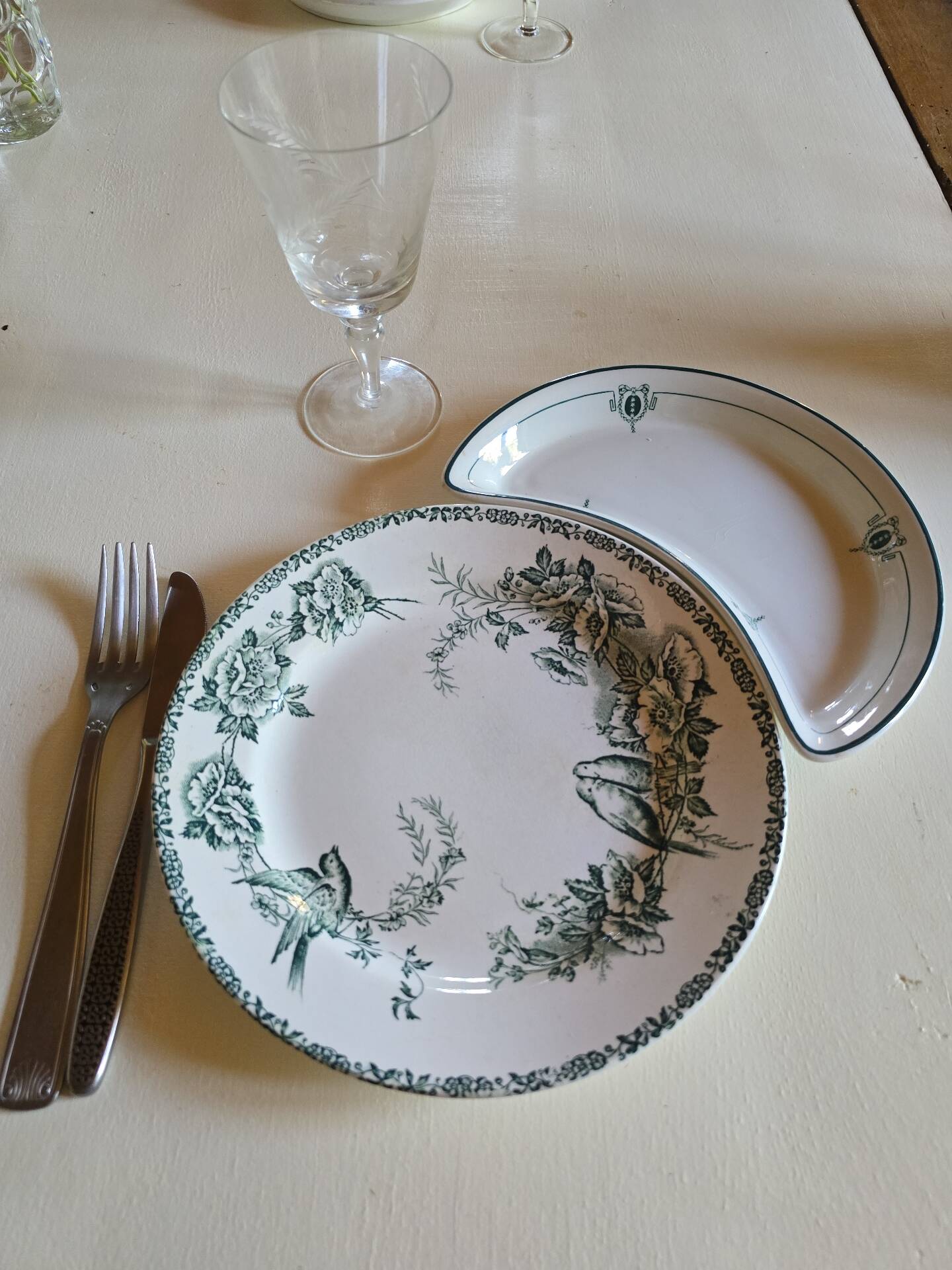Assiettes à salade en croissant faience anglaise