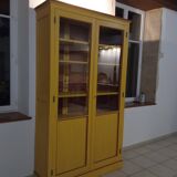 Armoire vitrée ancienne en bois patiné jaune