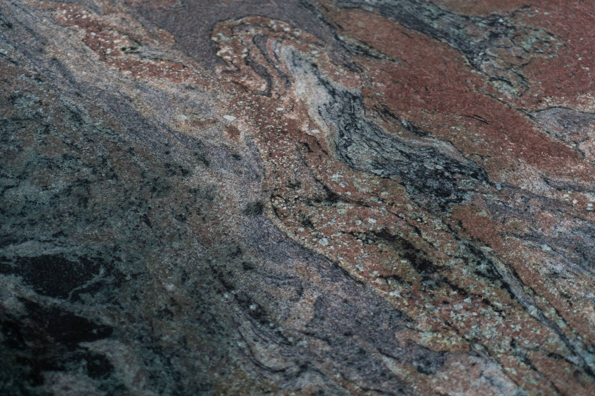 Dining table in solid Juparana granite