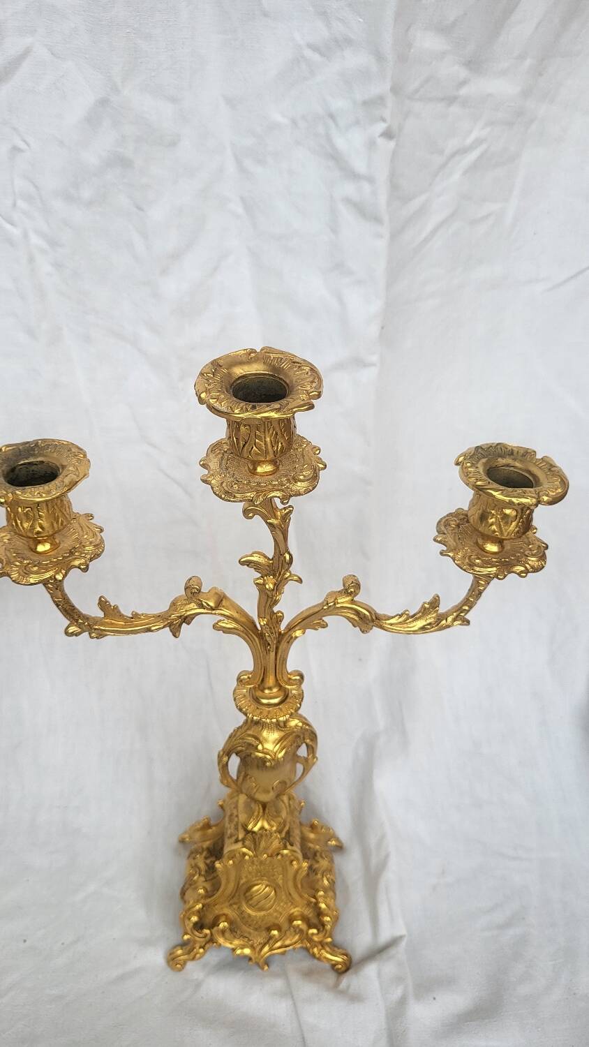 Paire de candélabres anciens en régule doré – style Louis XV – 41 cm