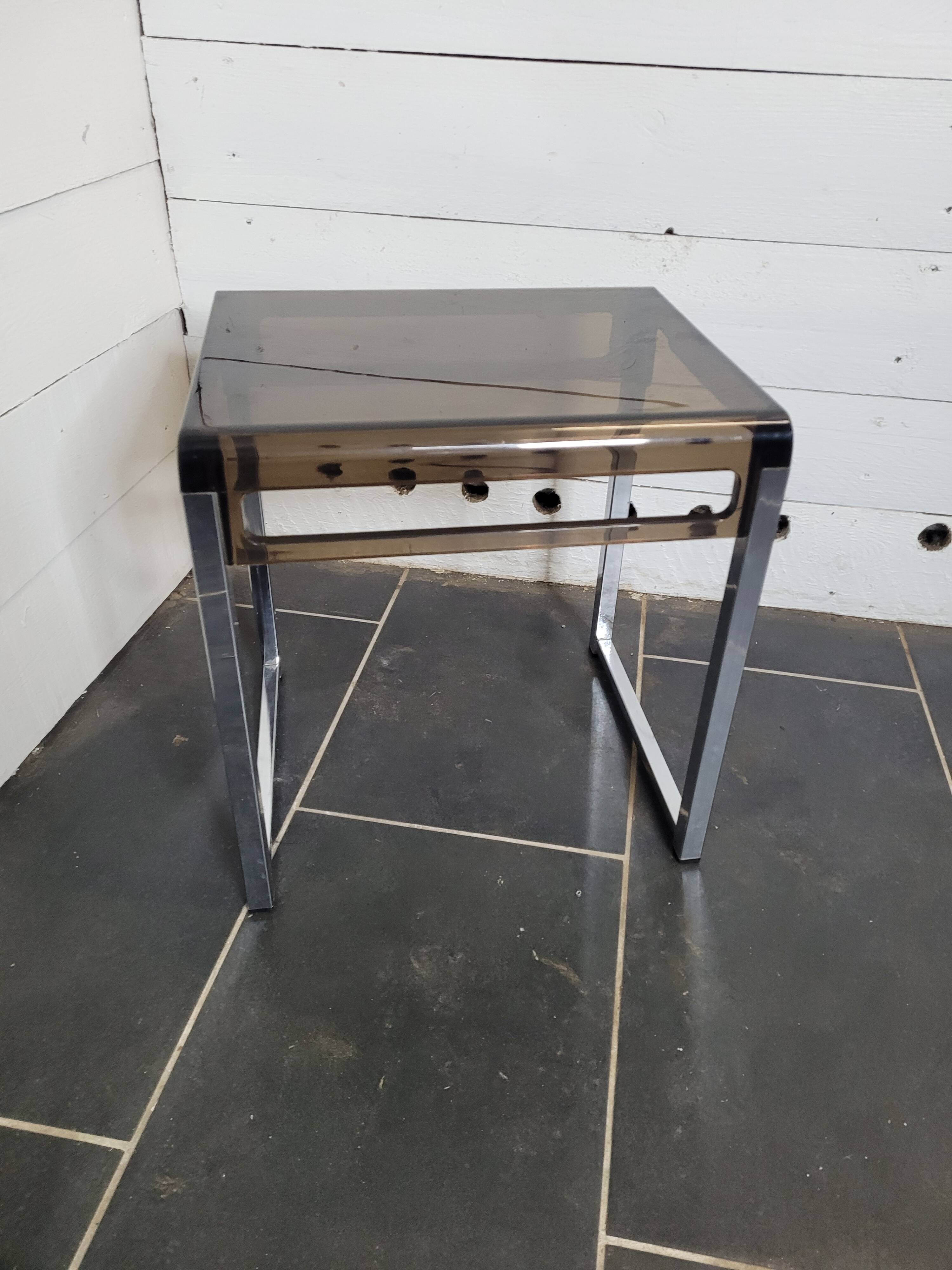 End table with chrome foot and plexiglass top from the 70s