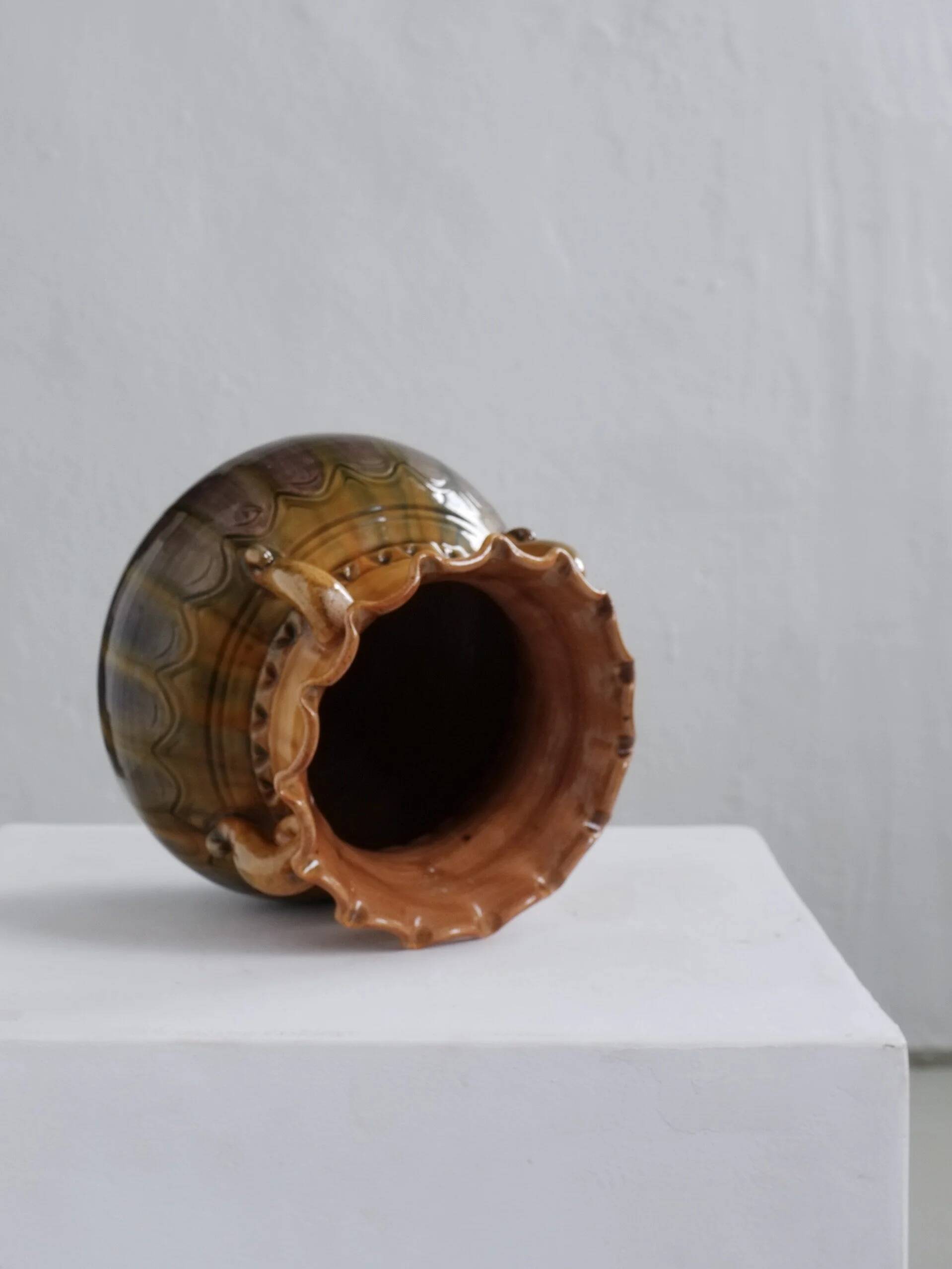 Vase en céramique festonné à anses recourbées | Lettonie | Années 1960