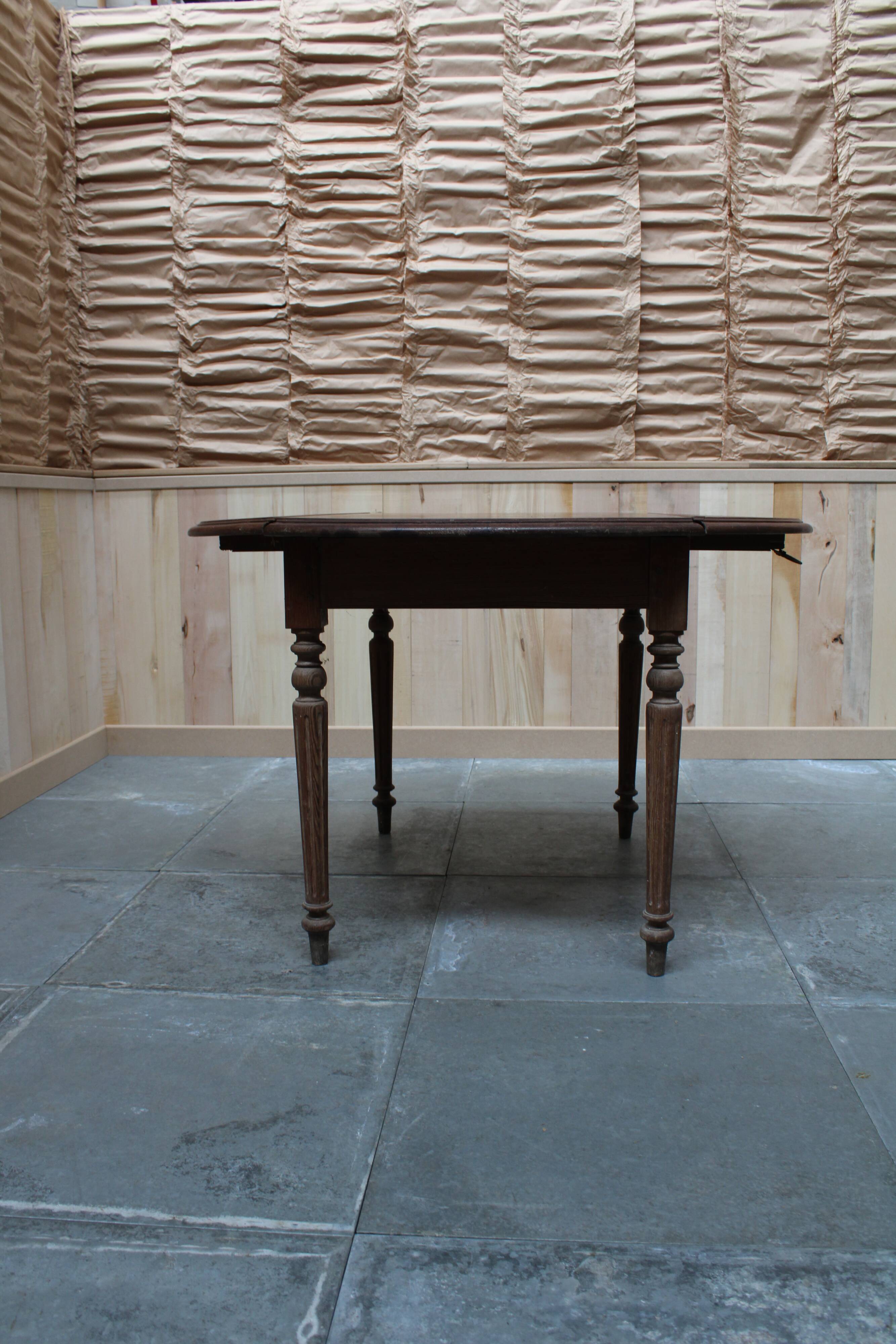 Antique extending table