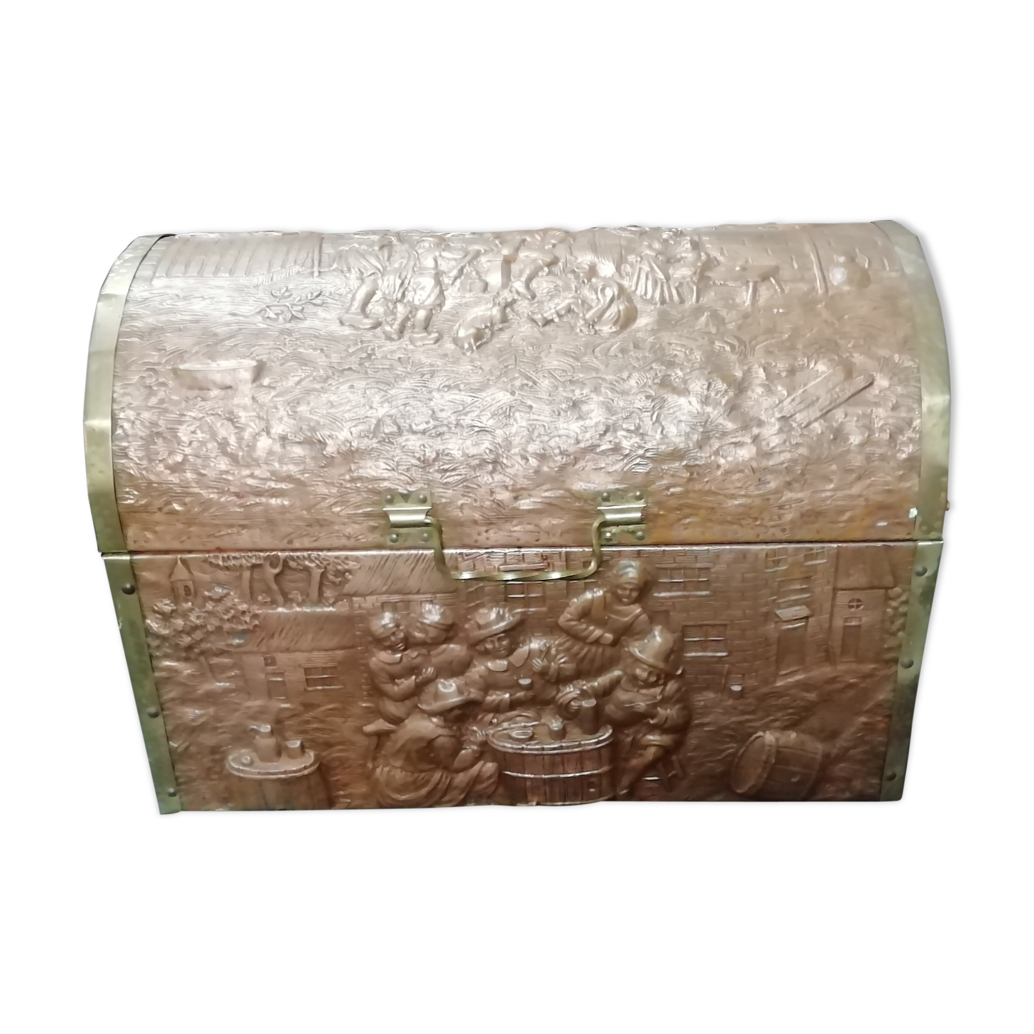Coffre en bois et cuivre martelé