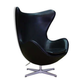 Arne Jacobsen Egg chair in black leather