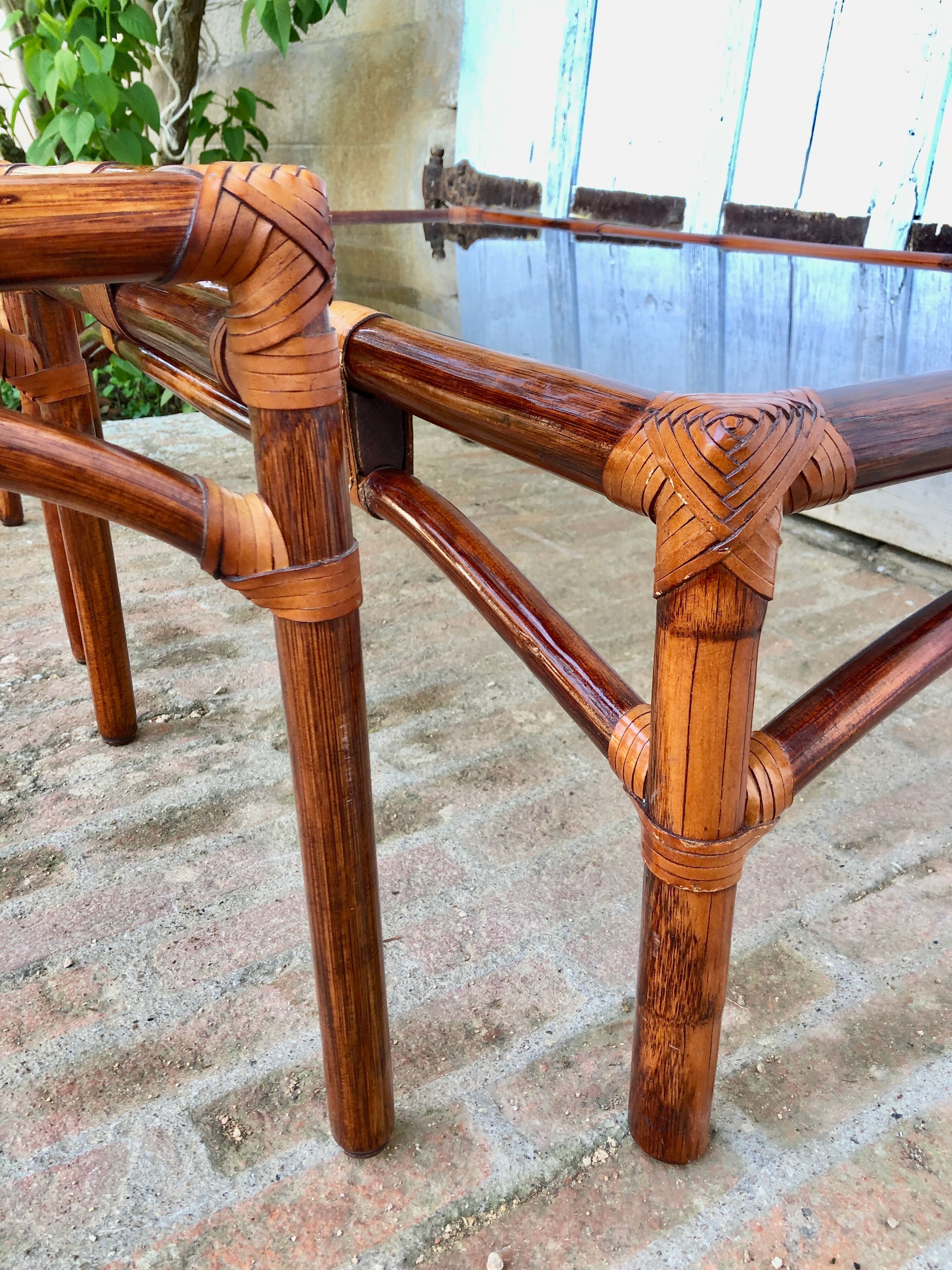 Table basse maugrion bambou, verre et cuir
