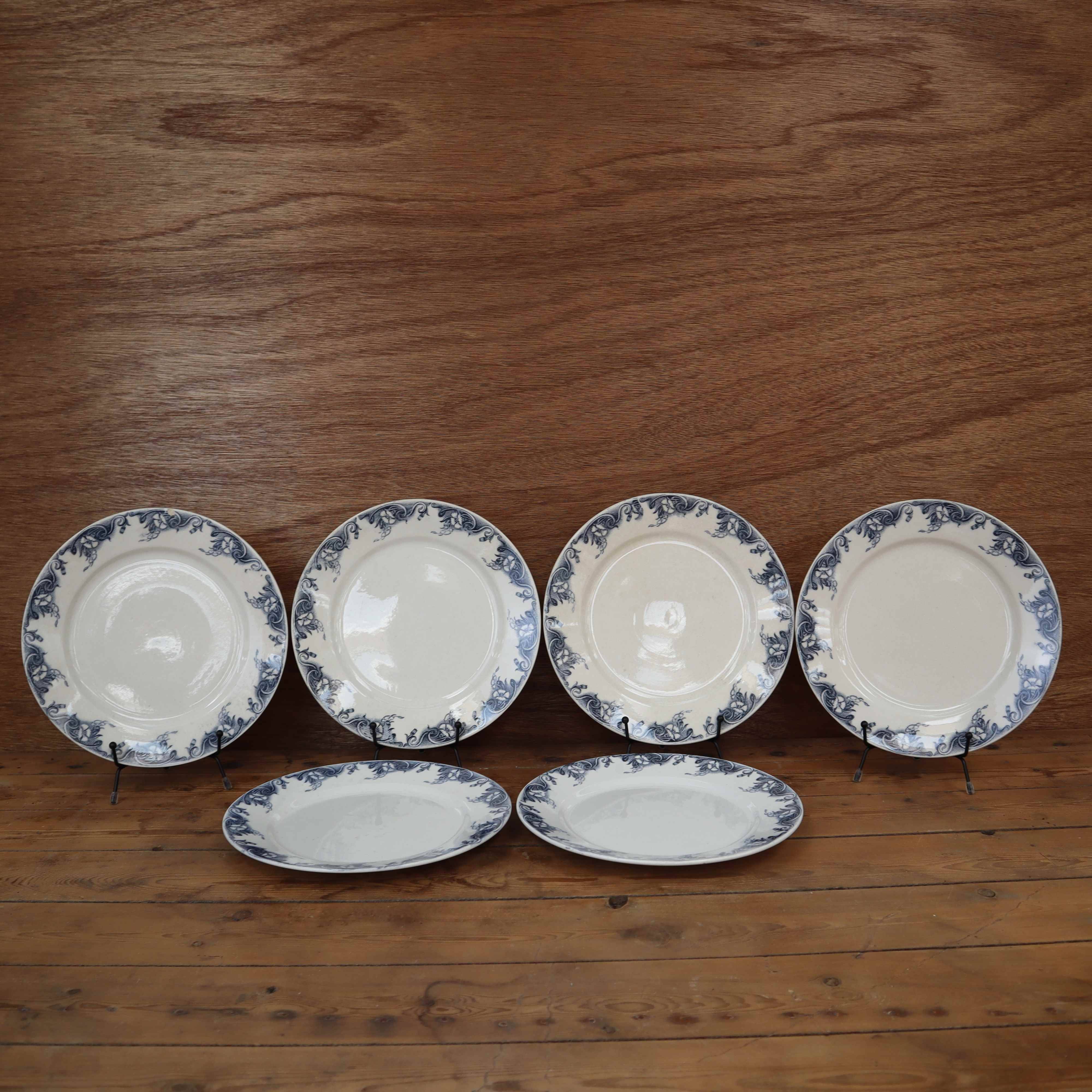 Flat plates in old earthenware with lions of France "Pernelle"