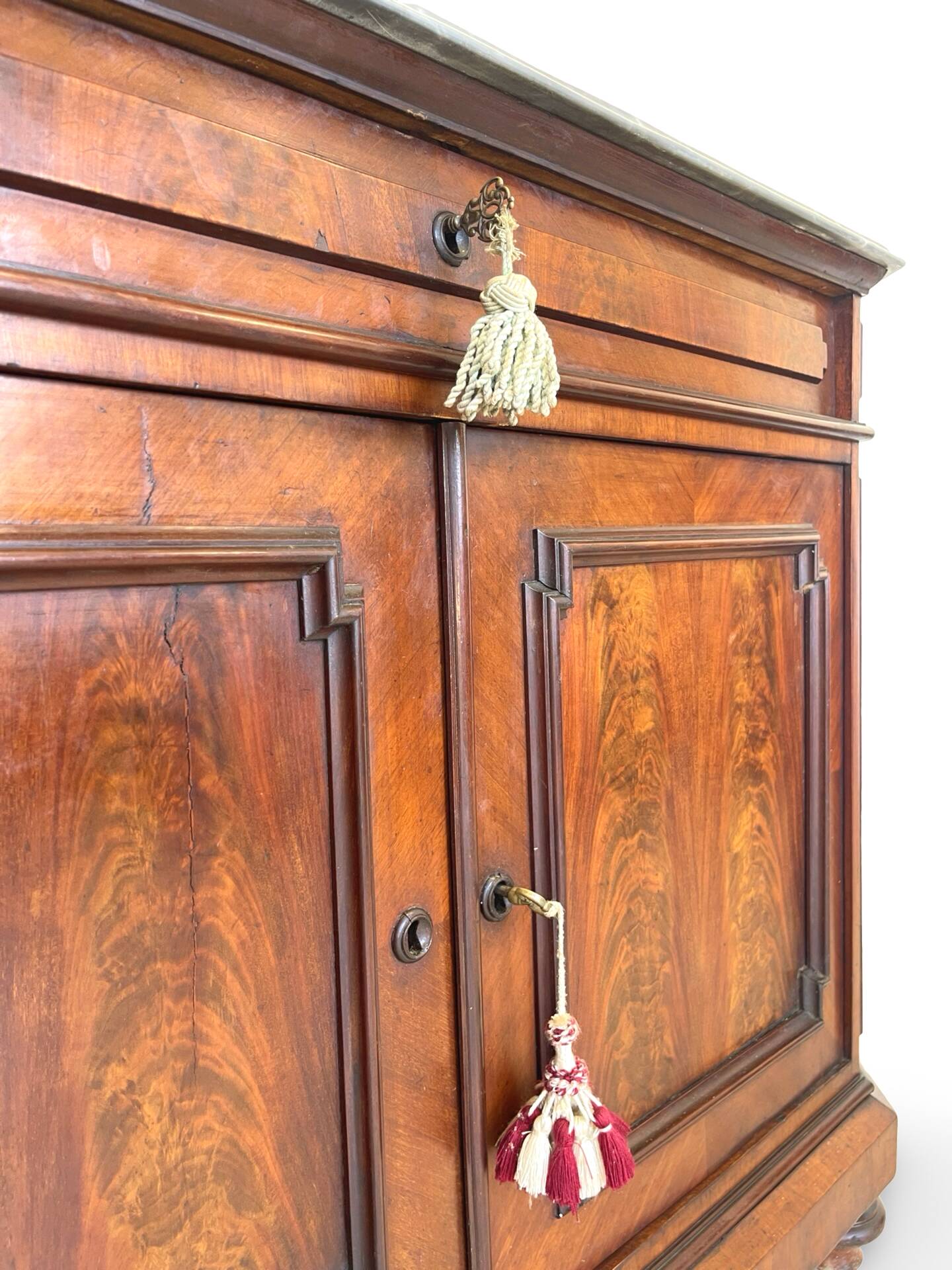 Commode Umbertino en acajou et noyer, 19e siècle.