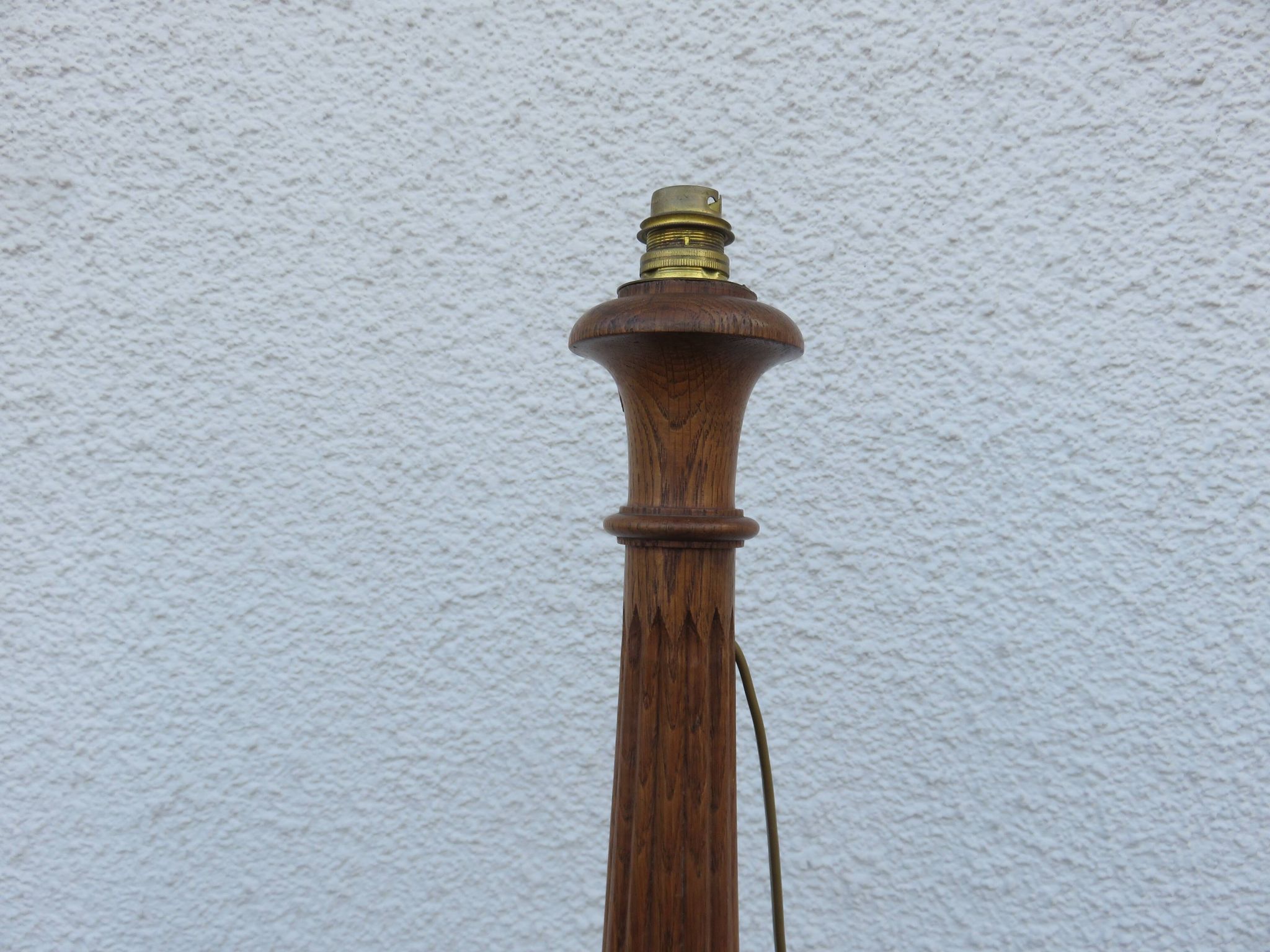 Lampadaire Art Deco fuselé en chêne massif années 30 40