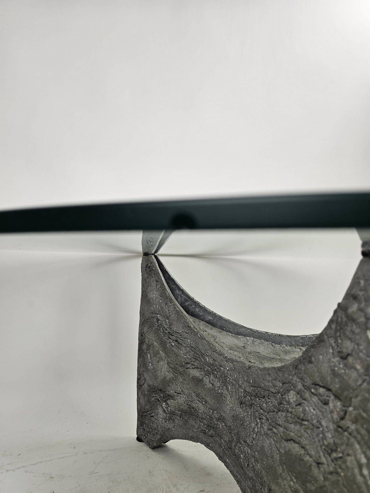 Table basse brutaliste ronde en aluminium coulé avec verre éclairé, années 1970