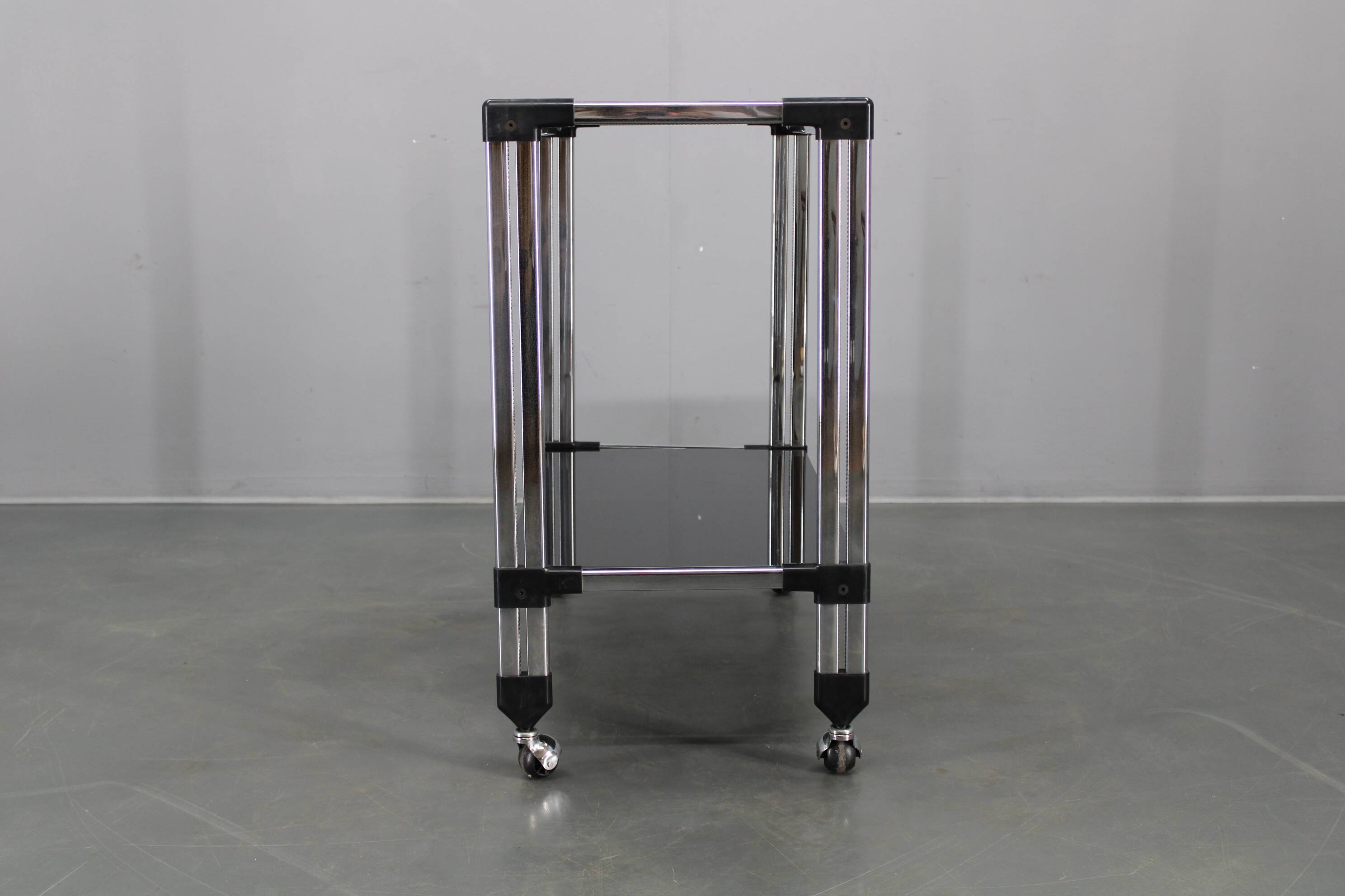 Table de service italienne des années 1970 en chrome et verre fumé, montée sur roulettes